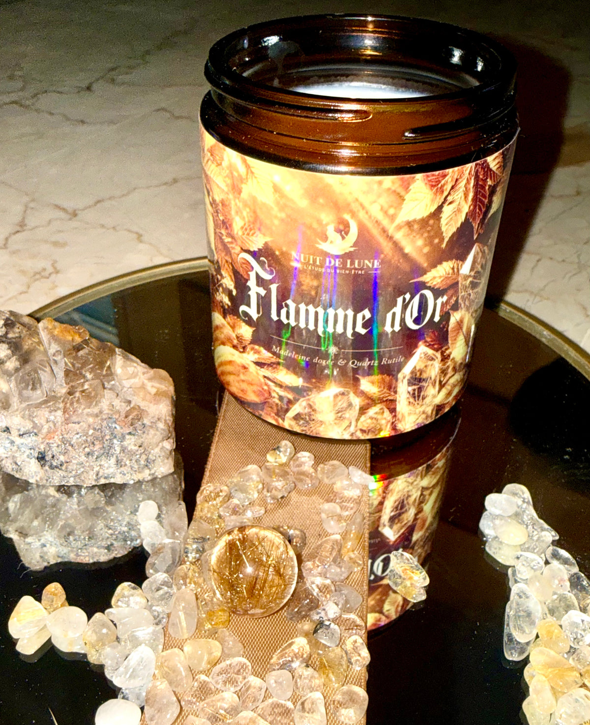Bougie de luxe artisanale aux cristaux FLAMME D’OR Madeleine dorée et Quartz Rutile