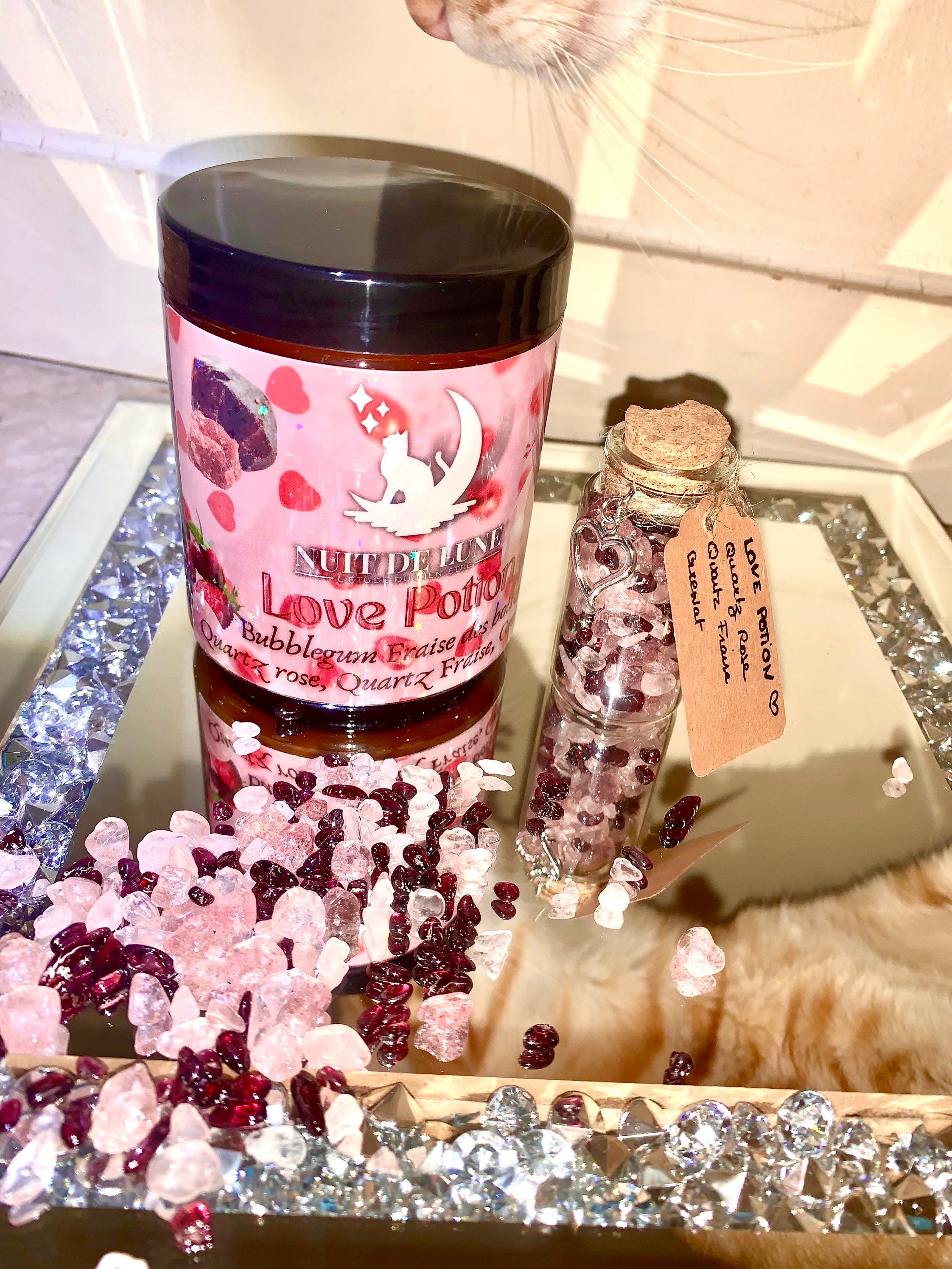 Bougie de luxe artisanale Nuit De Lune Amour LOVE POTION - Bubble gum et Fraise des bois - et sa fiole de Quartz rose, Quartz fraise, Grenat