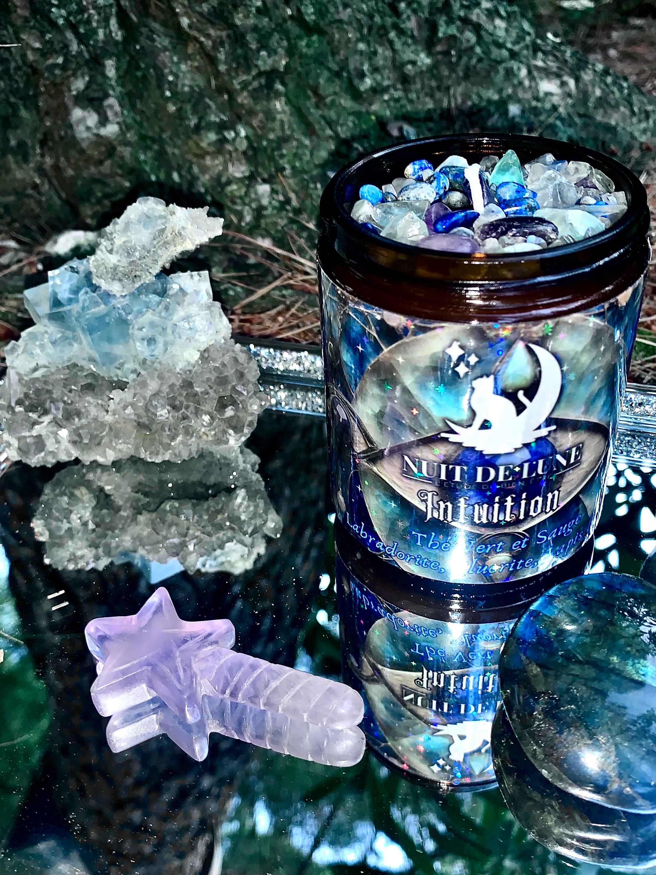 Bougie de luxe artisanale aux cristaux INTUITION Sauge et Thé vert, Labradorite, Fluorite, Lapis Lazuli