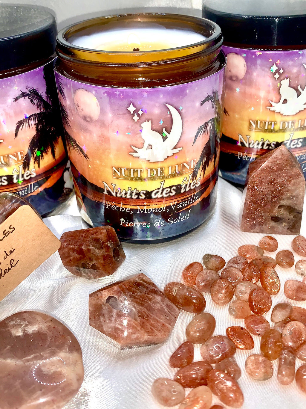 Bougie de luxe artisanale aux cristaux NUITS DES ÎLES Monoï et Fleur de Tiaré et sa fiole de pierres de Soleil