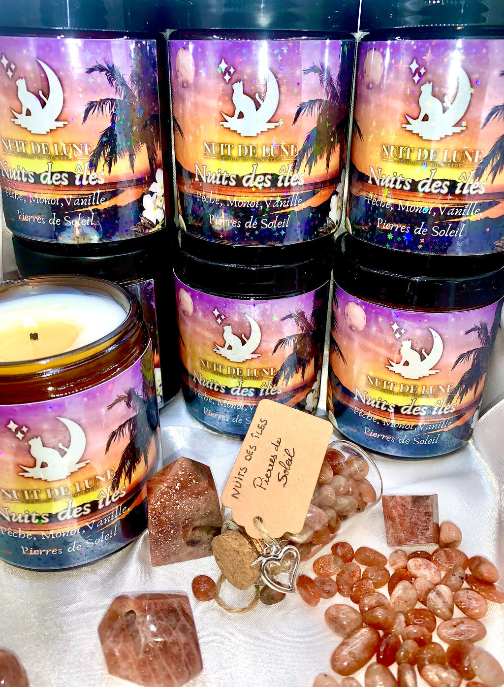 Bougie de luxe artisanale aux cristaux NUITS DES ÎLES Monoï et Fleur de Tiaré et sa fiole de pierres de Soleil