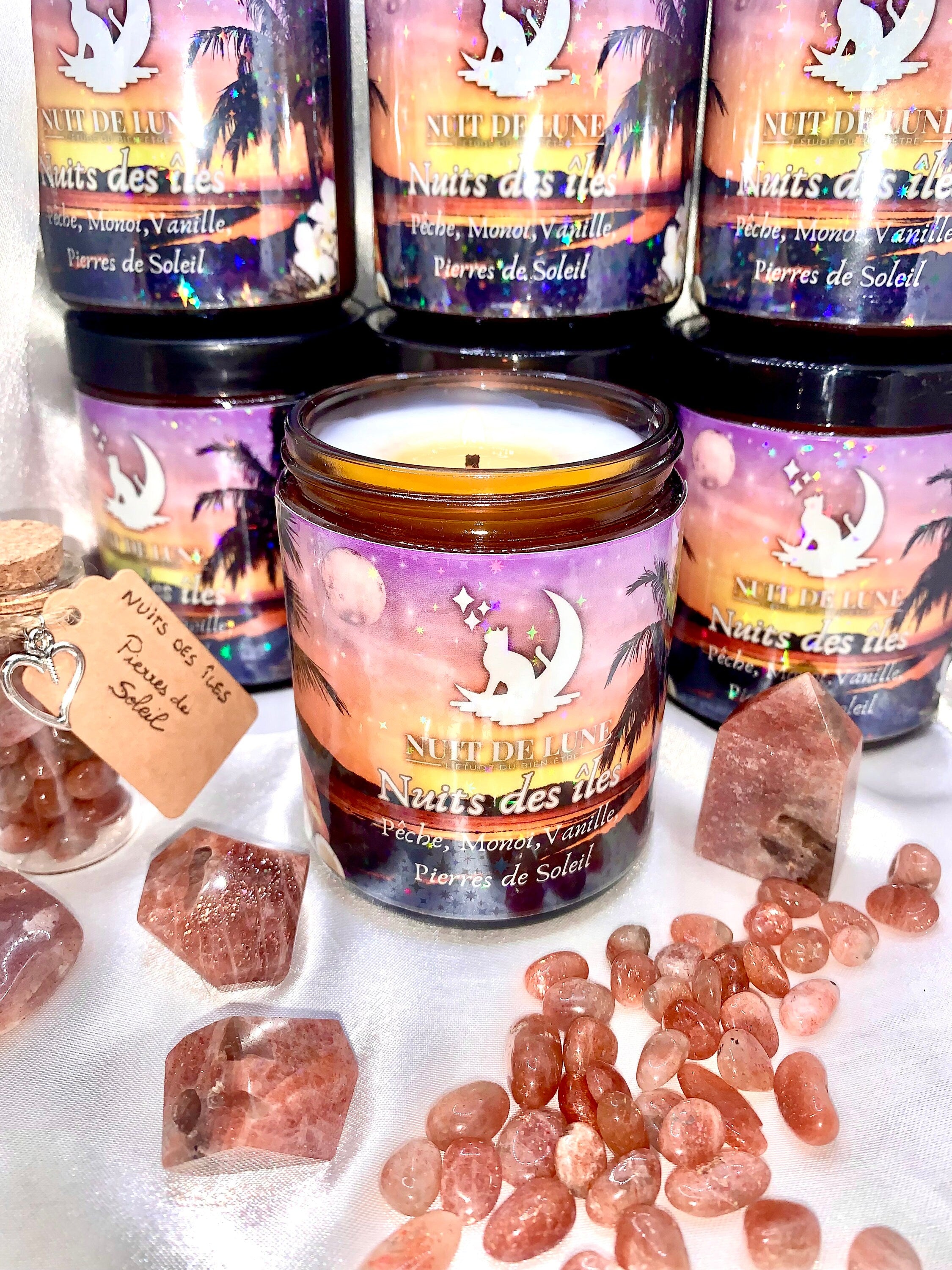 Bougie de luxe artisanale aux cristaux NUITS DES ÎLES Monoï et Fleur de Tiaré et sa fiole de pierres de Soleil