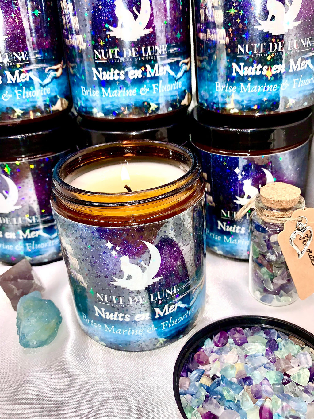 Bougie de luxe artisanale aux cristaux NUITS EN MER Brise Marine et sa fiole de fluorite multicolore