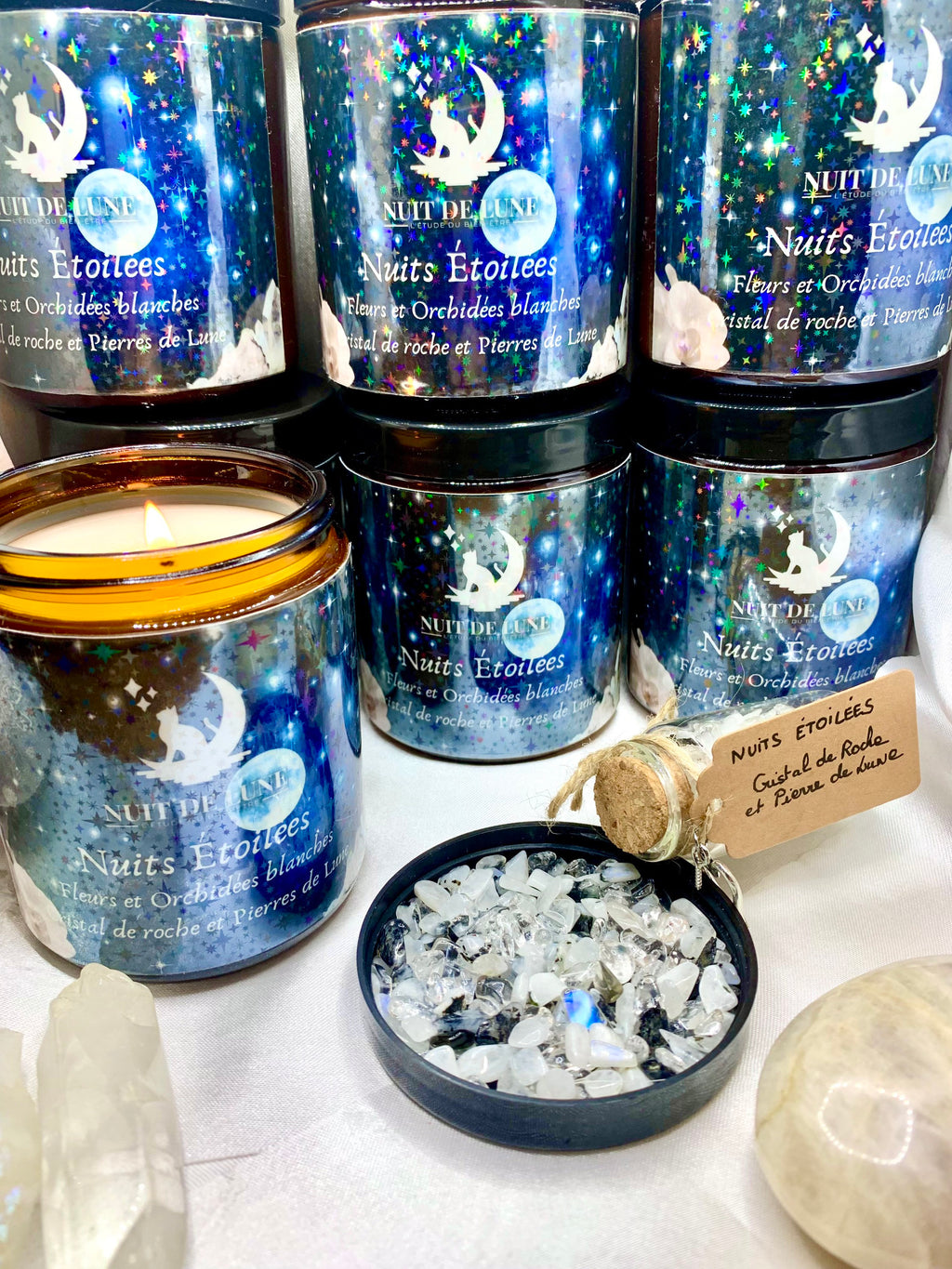 Bougie de luxe artisanale aux cristaux NUITS ÉTOILÉES Fleurs et Orchidées blanches et sa fiole de cristal de roche et pierre de lune