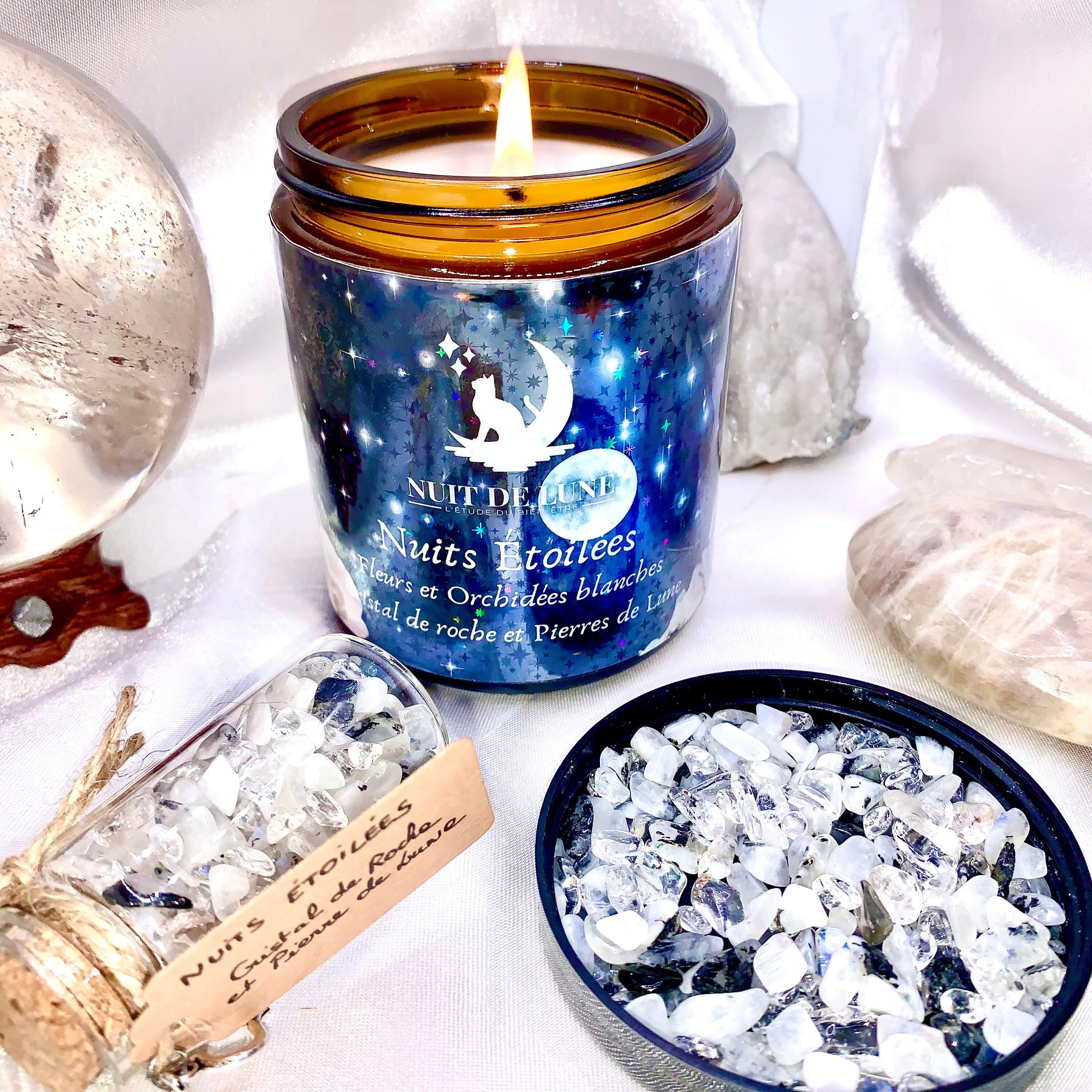 Bougie de luxe artisanale aux cristaux NUITS ÉTOILÉES Fleurs et Orchidées blanches et sa fiole de cristal de roche et pierre de lune