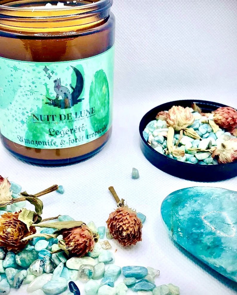 Bougie de luxe artisanale aux cristaux  Nuit de Lune LEGERETE Forêt tropicale et sa fiole d’amazonites et fleurs d’amarantes