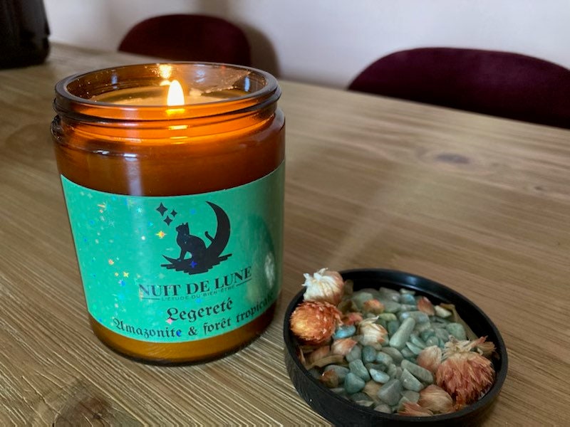 Bougie de luxe artisanale aux cristaux  Nuit de Lune LEGERETE Forêt tropicale et sa fiole d’amazonites et fleurs d’amarantes