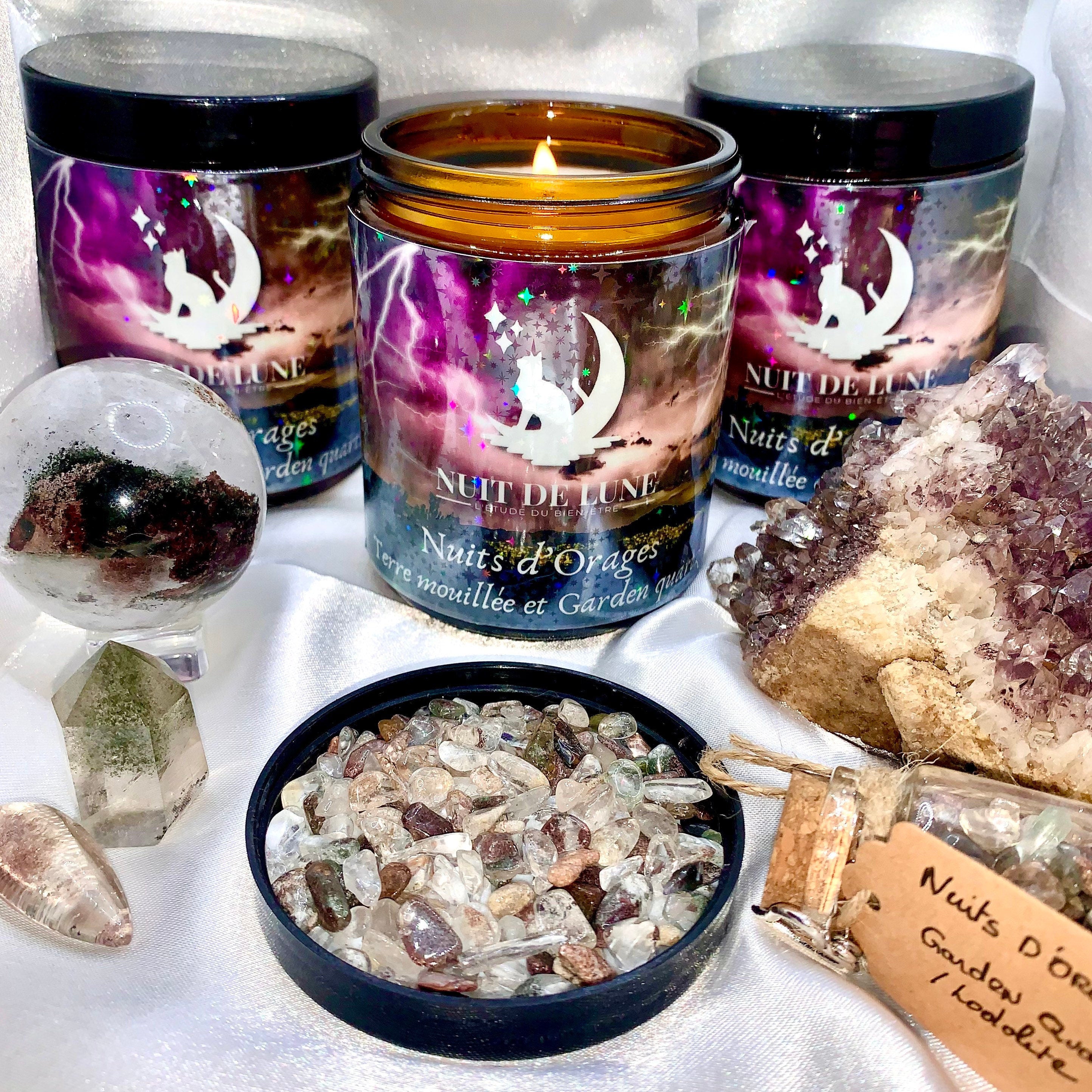 Bougie de luxe artisanale aux cristaux Nuit de Lune NUITS D’ORAGE Terre Mouillée et sa fiole de lodolite/garden quartz