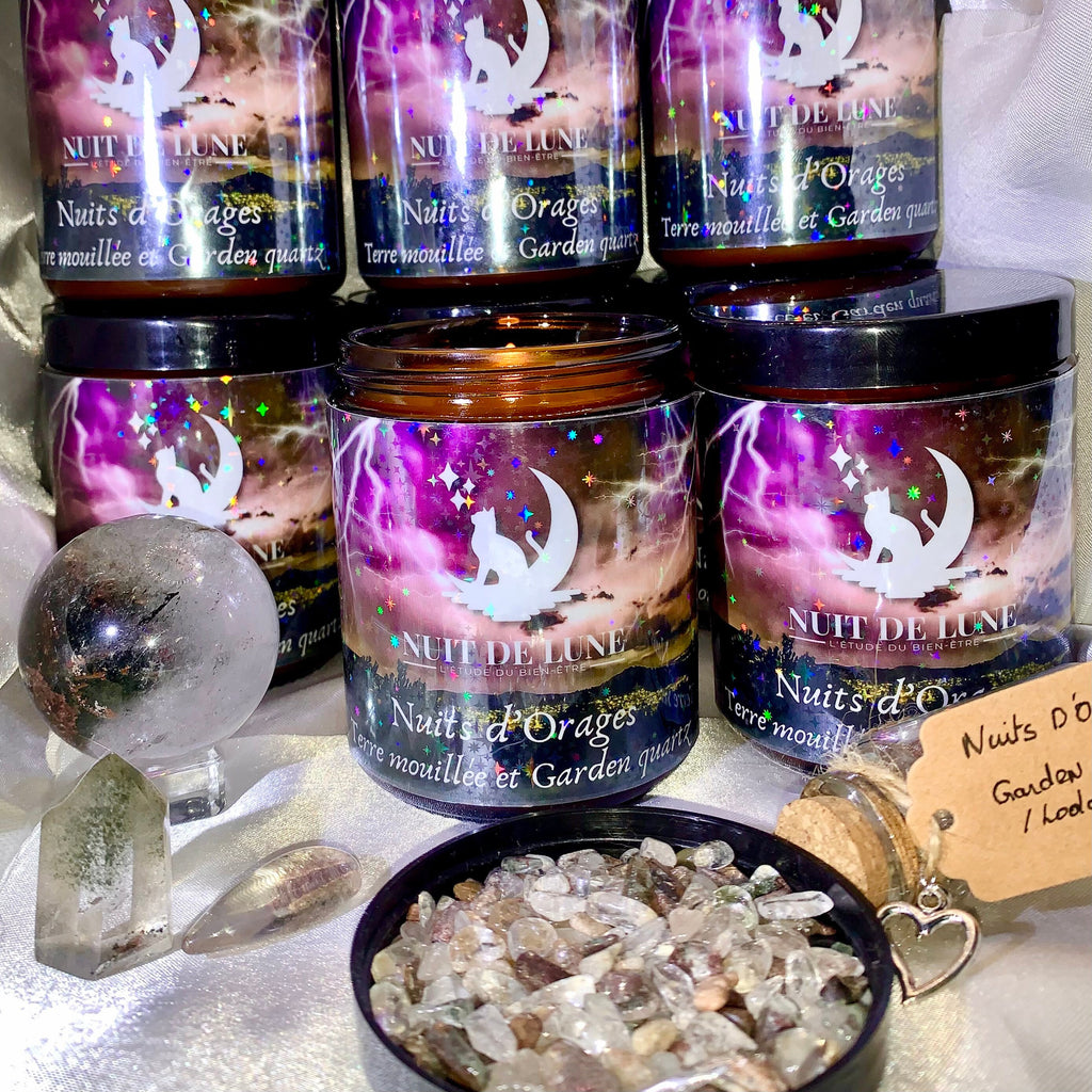 Bougie de luxe artisanale aux cristaux Nuit de Lune NUITS D’ORAGE Terre Mouillée et sa fiole de lodolite/garden quartz