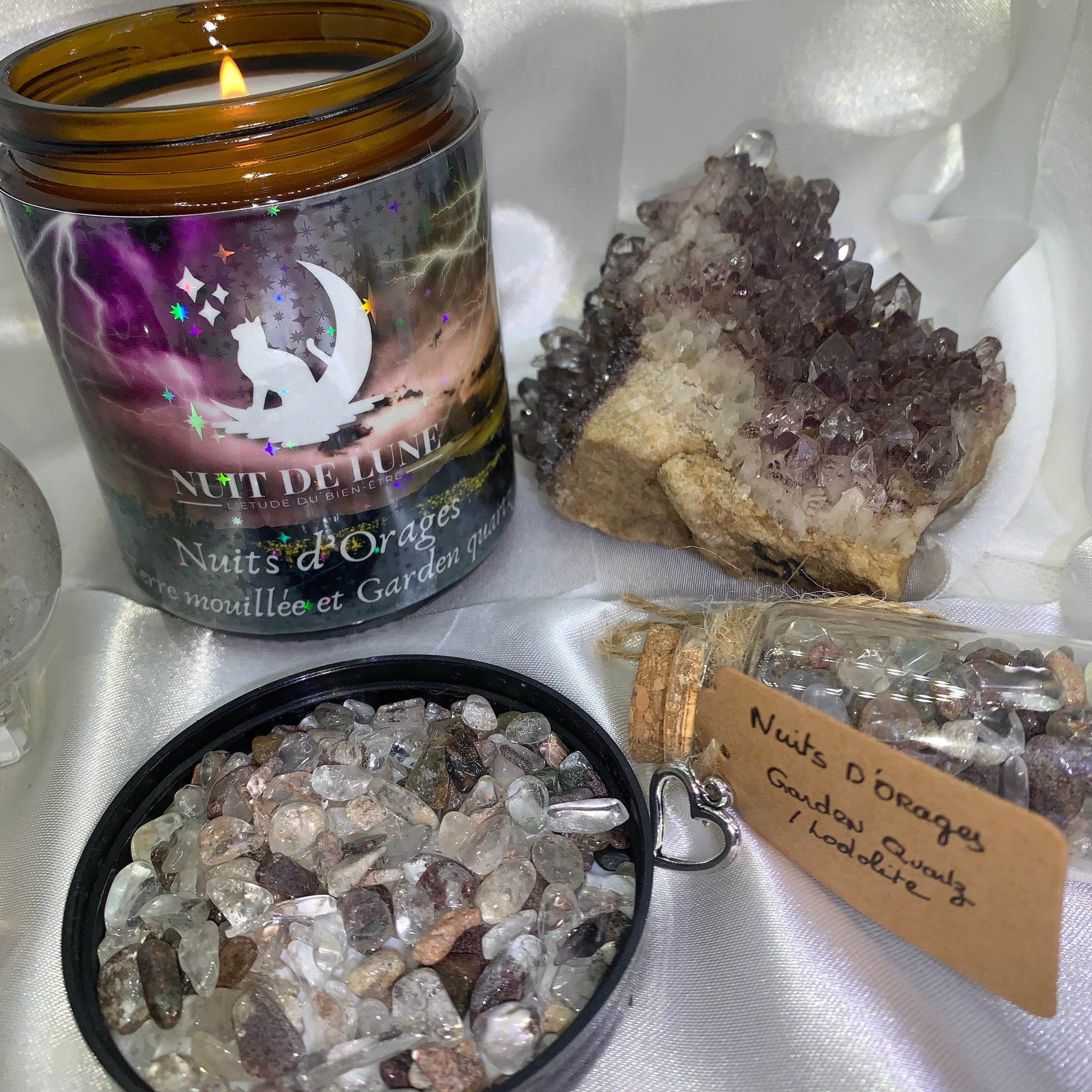 Bougie de luxe artisanale aux cristaux Nuit de Lune NUITS D’ORAGE Terre Mouillée et sa fiole de lodolite/garden quartz