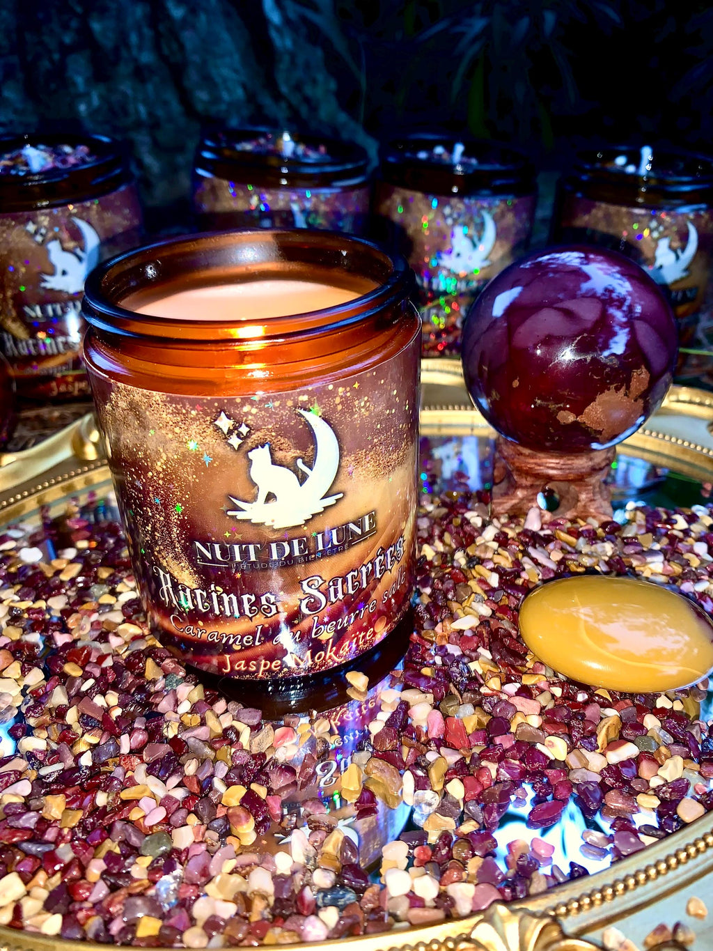 Bougie de luxe artisanale aux cristaux RACINES SACRÉES Caramel au beurre salé, Jaspe Mokaïte