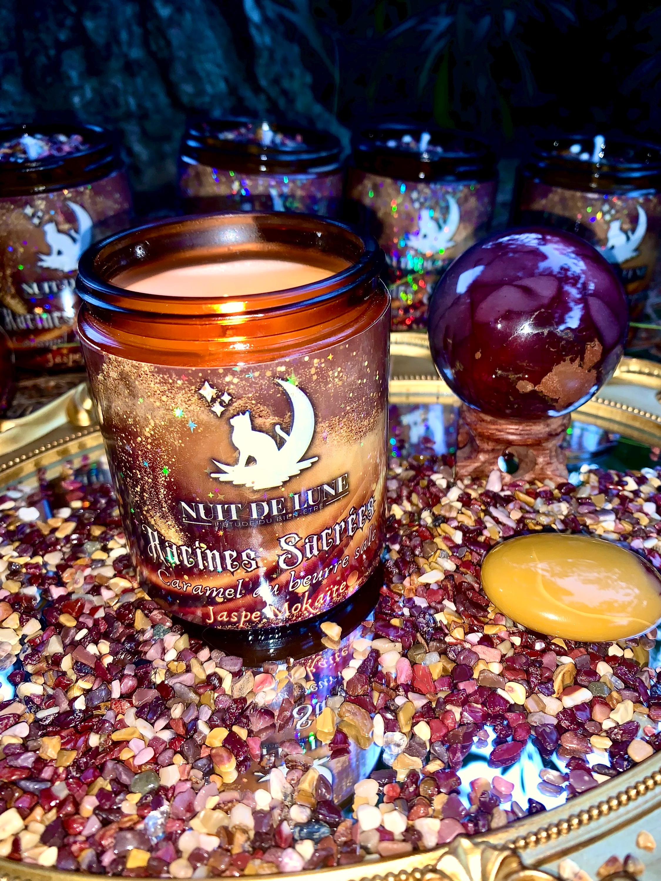 Bougie de luxe artisanale aux cristaux RACINES SACRÉES Caramel au beurre salé, Jaspe Mokaïte