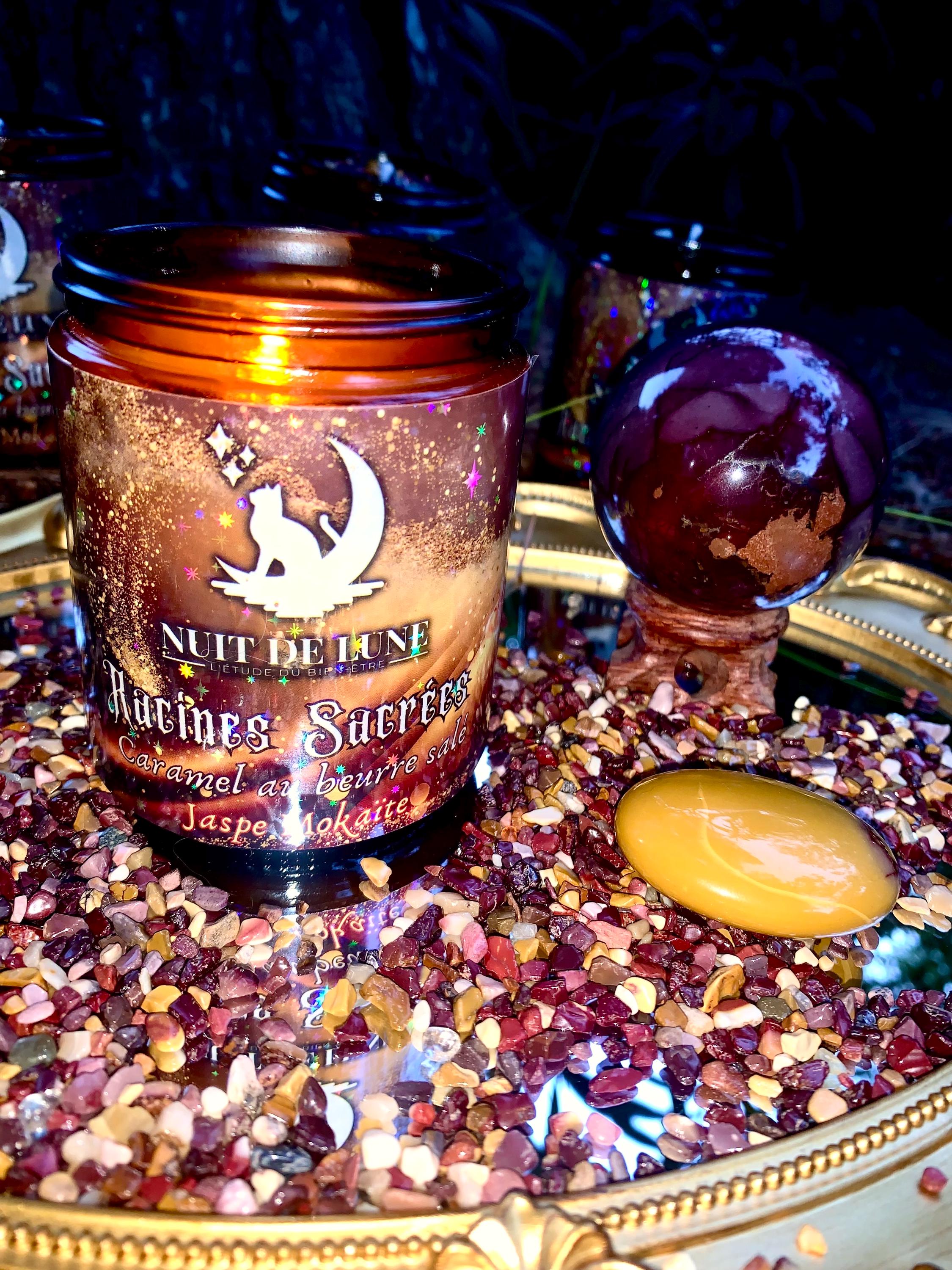 Bougie de luxe artisanale aux cristaux RACINES SACRÉES Caramel au beurre salé, Jaspe Mokaïte