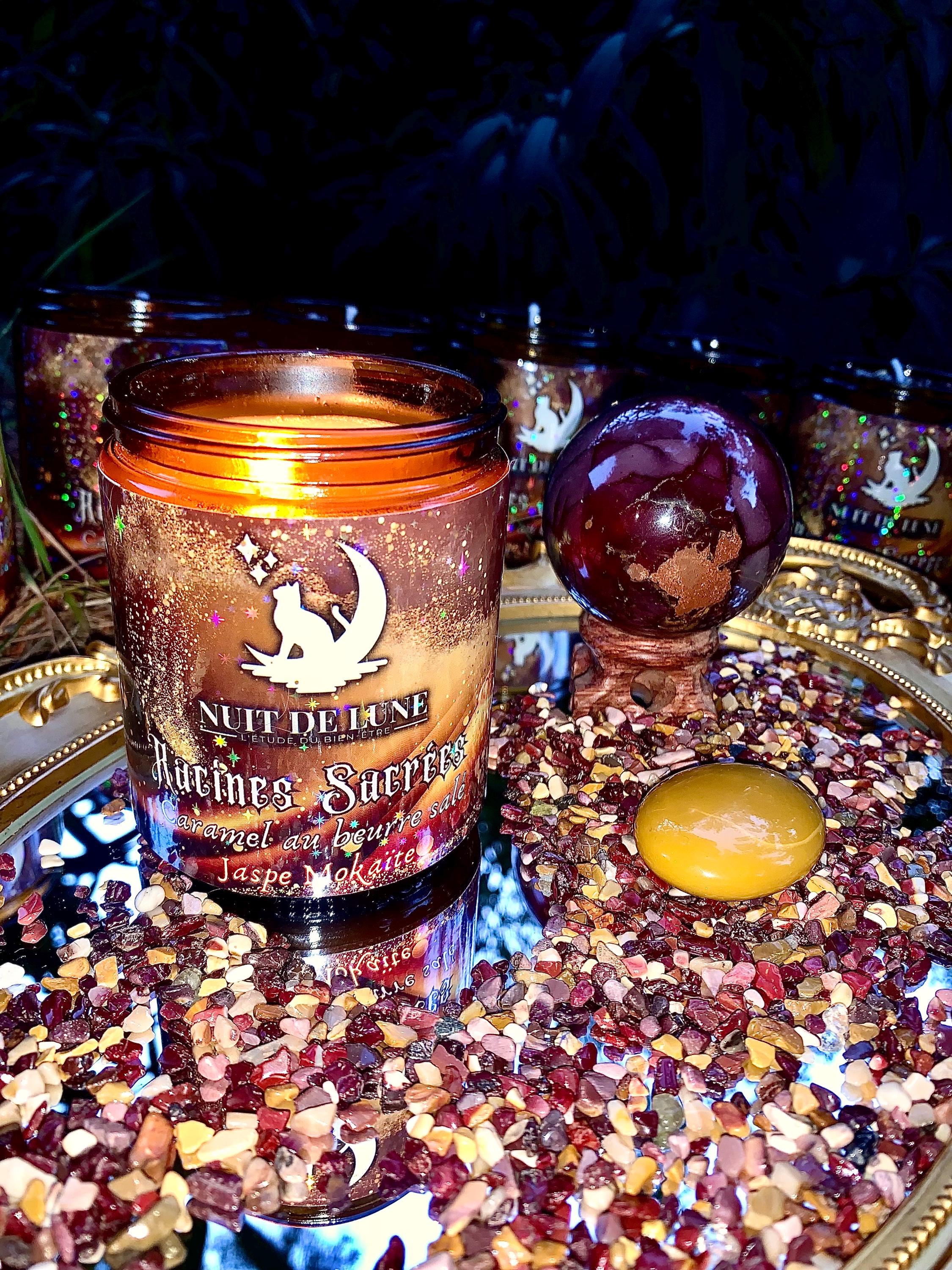 Bougie de luxe artisanale aux cristaux RACINES SACRÉES Caramel au beurre salé, Jaspe Mokaïte