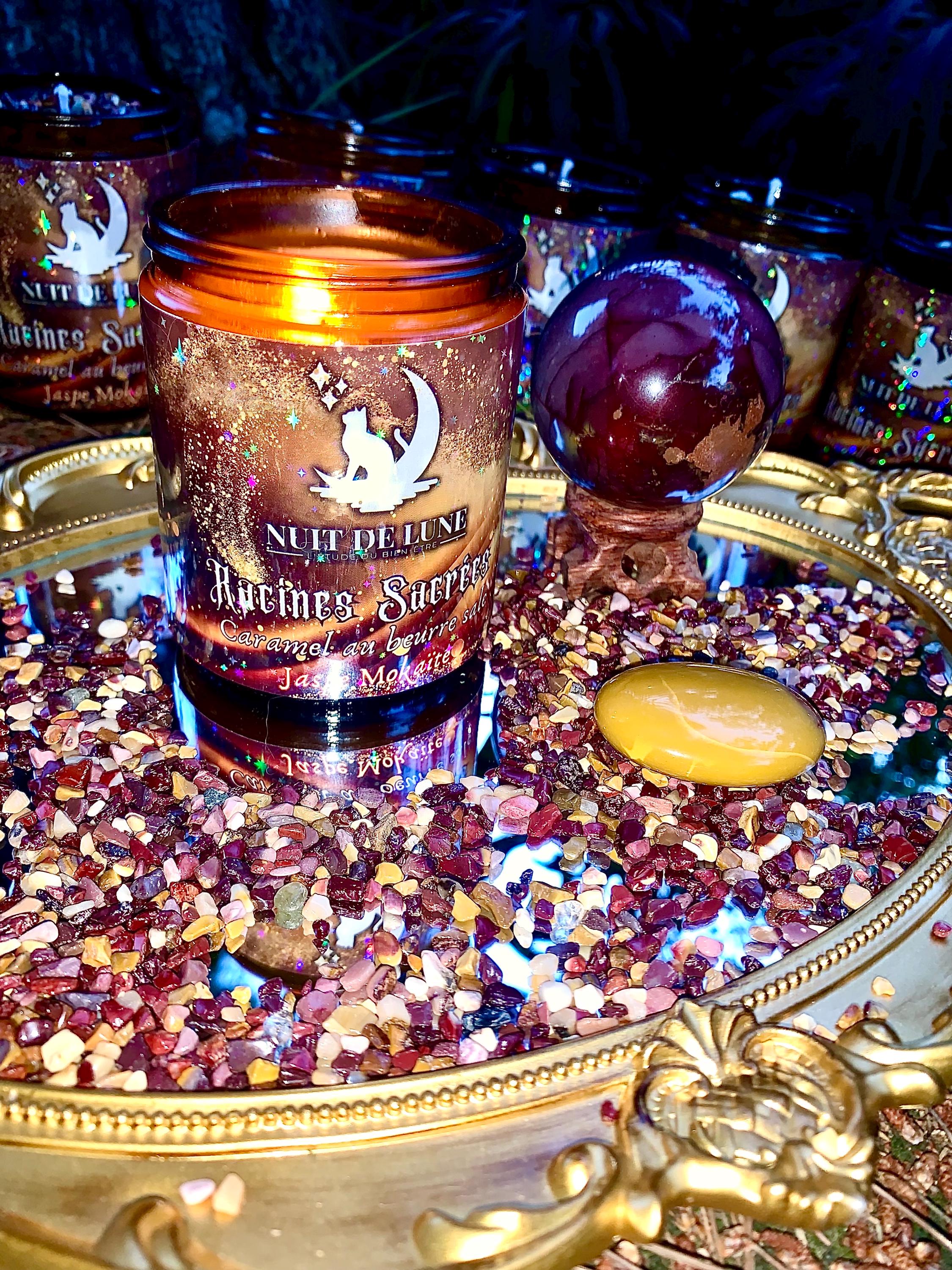 Bougie de luxe artisanale aux cristaux RACINES SACRÉES Caramel au beurre salé, Jaspe Mokaïte