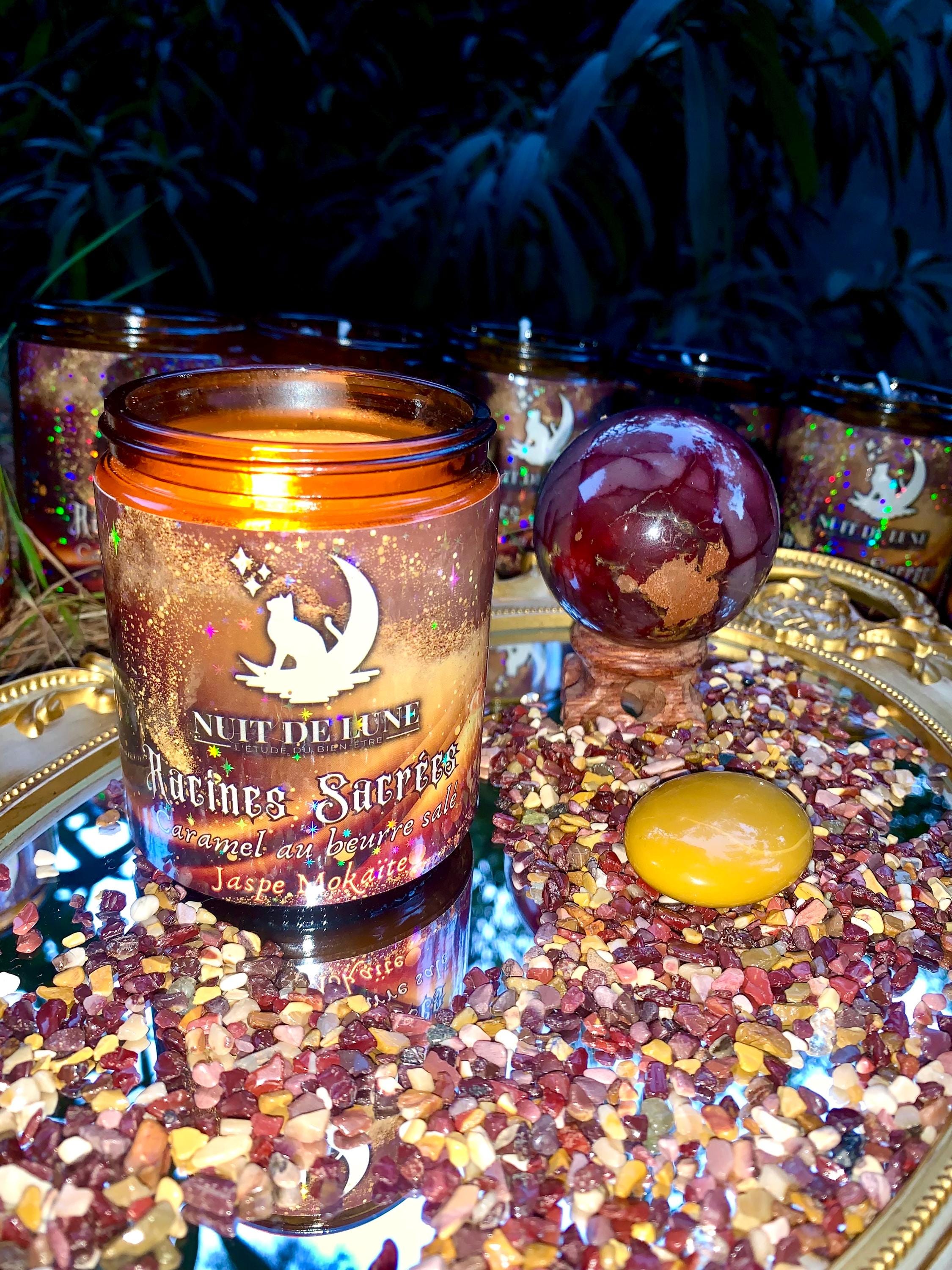 Bougie de luxe artisanale aux cristaux RACINES SACRÉES Caramel au beurre salé, Jaspe Mokaïte