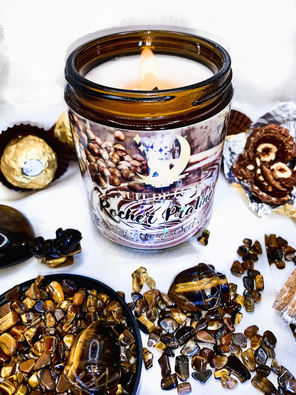 Bougie de luxe artisanale aux cristaux ROCHER PRALINÉ Chocolat, Noisettes, Pralines, Amandes et Oeil de Tigre