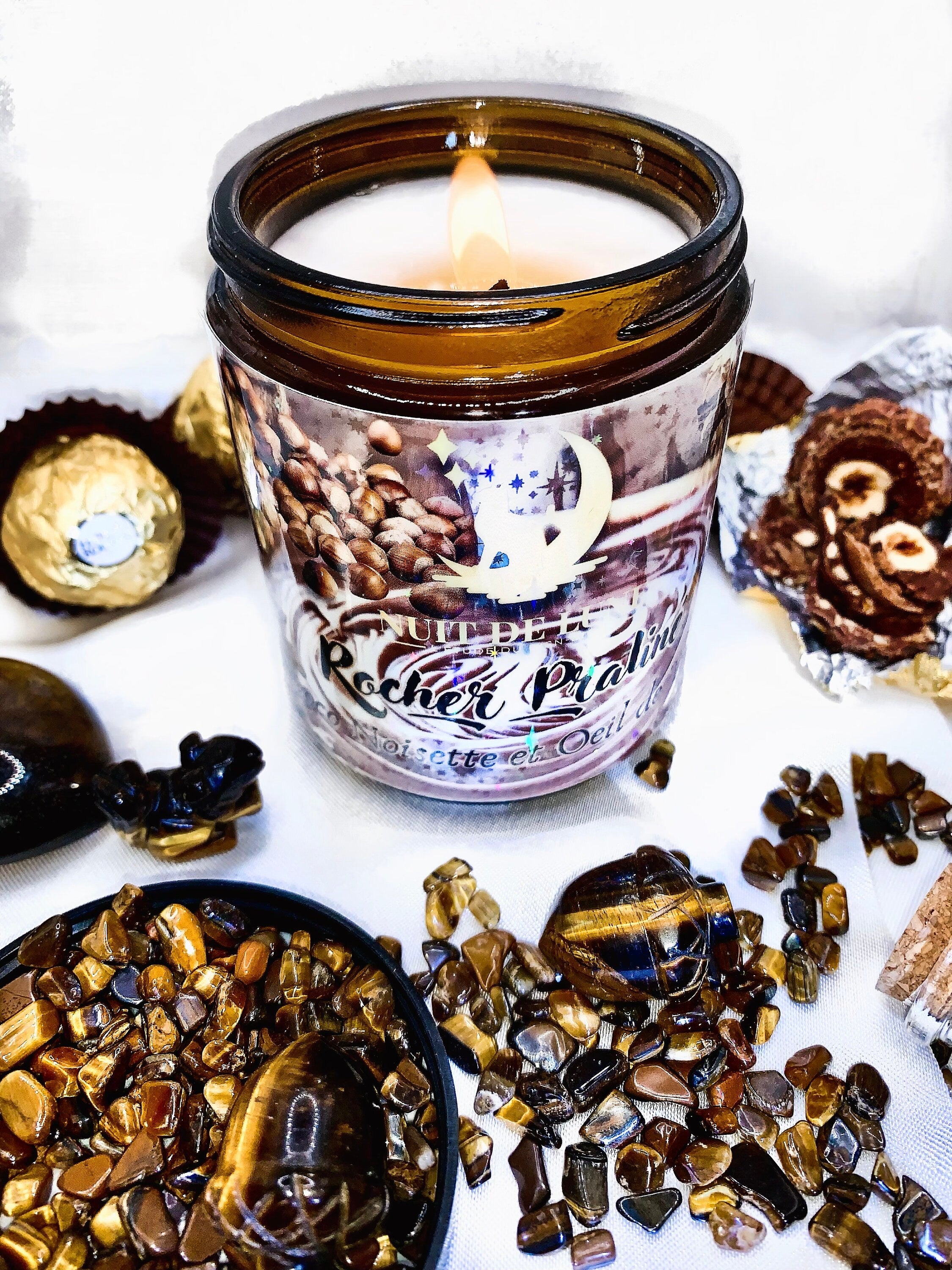 Bougie de luxe artisanale aux cristaux ROCHER PRALINÉ Chocolat, Noisettes, Pralines, Amandes et Oeil de Tigre