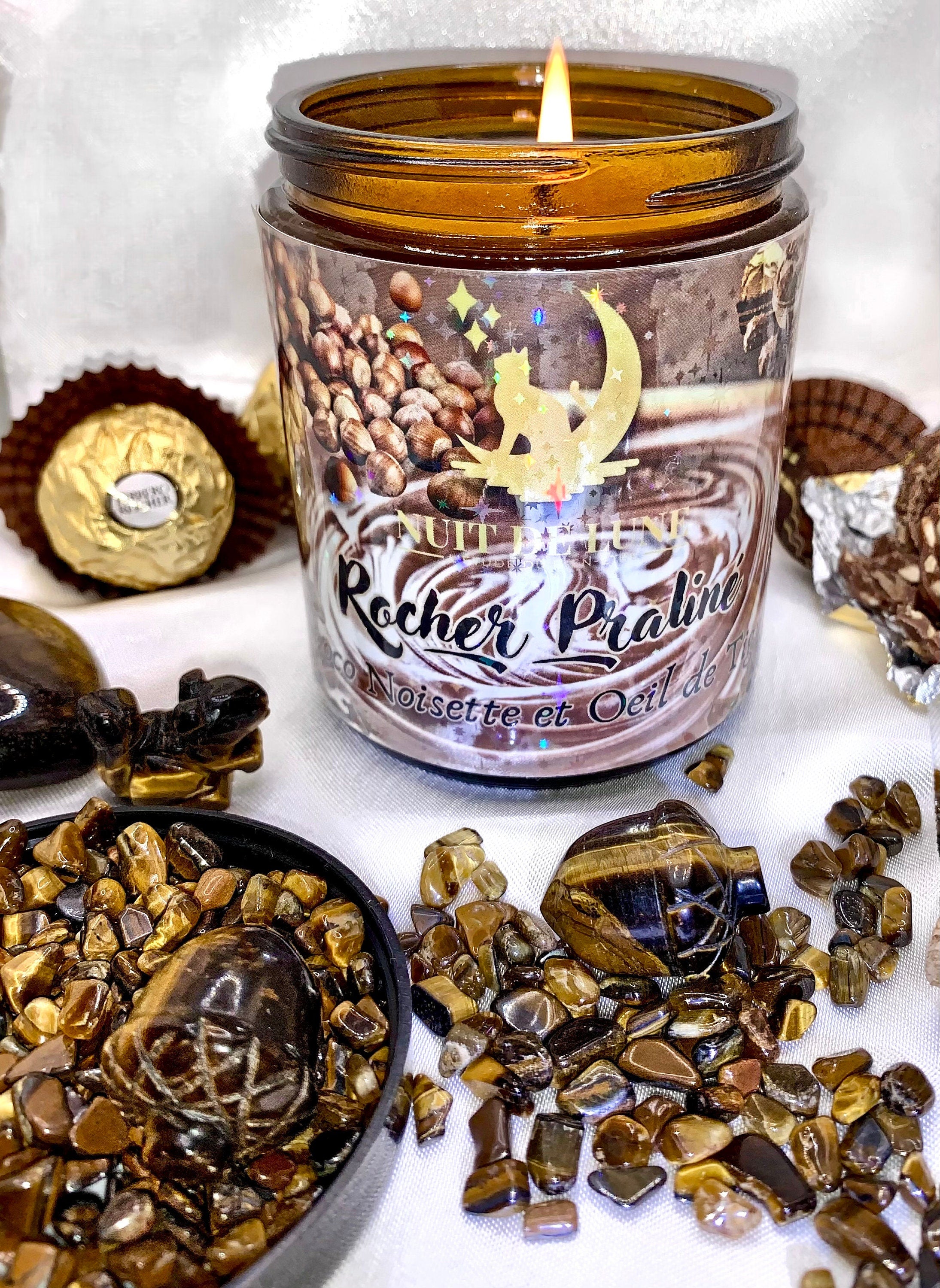 Bougie de luxe artisanale aux cristaux ROCHER PRALINÉ Chocolat, Noisettes, Pralines, Amandes et Oeil de Tigre