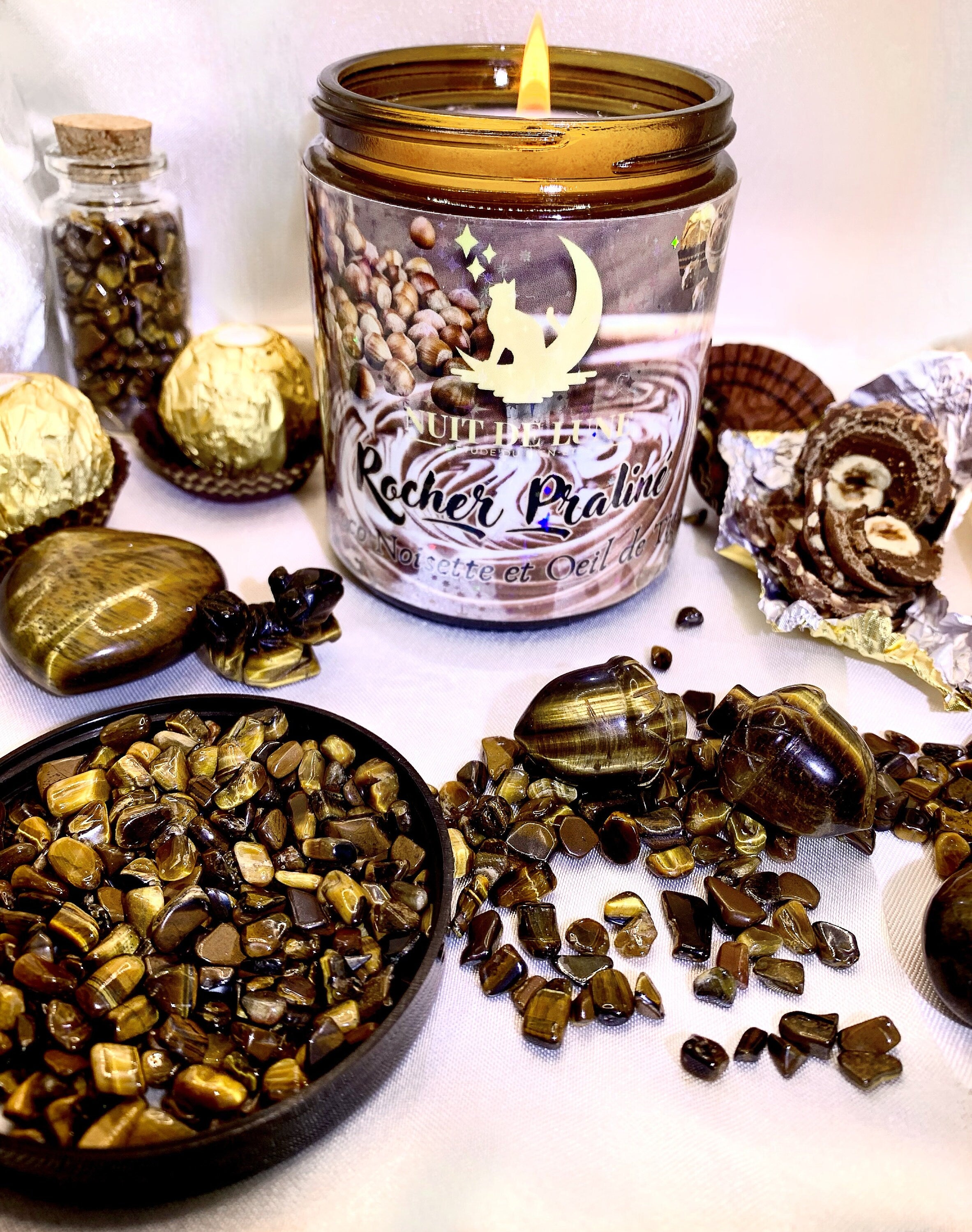Bougie de luxe artisanale aux cristaux ROCHER PRALINÉ Chocolat, Noisettes, Pralines, Amandes et Oeil de Tigre