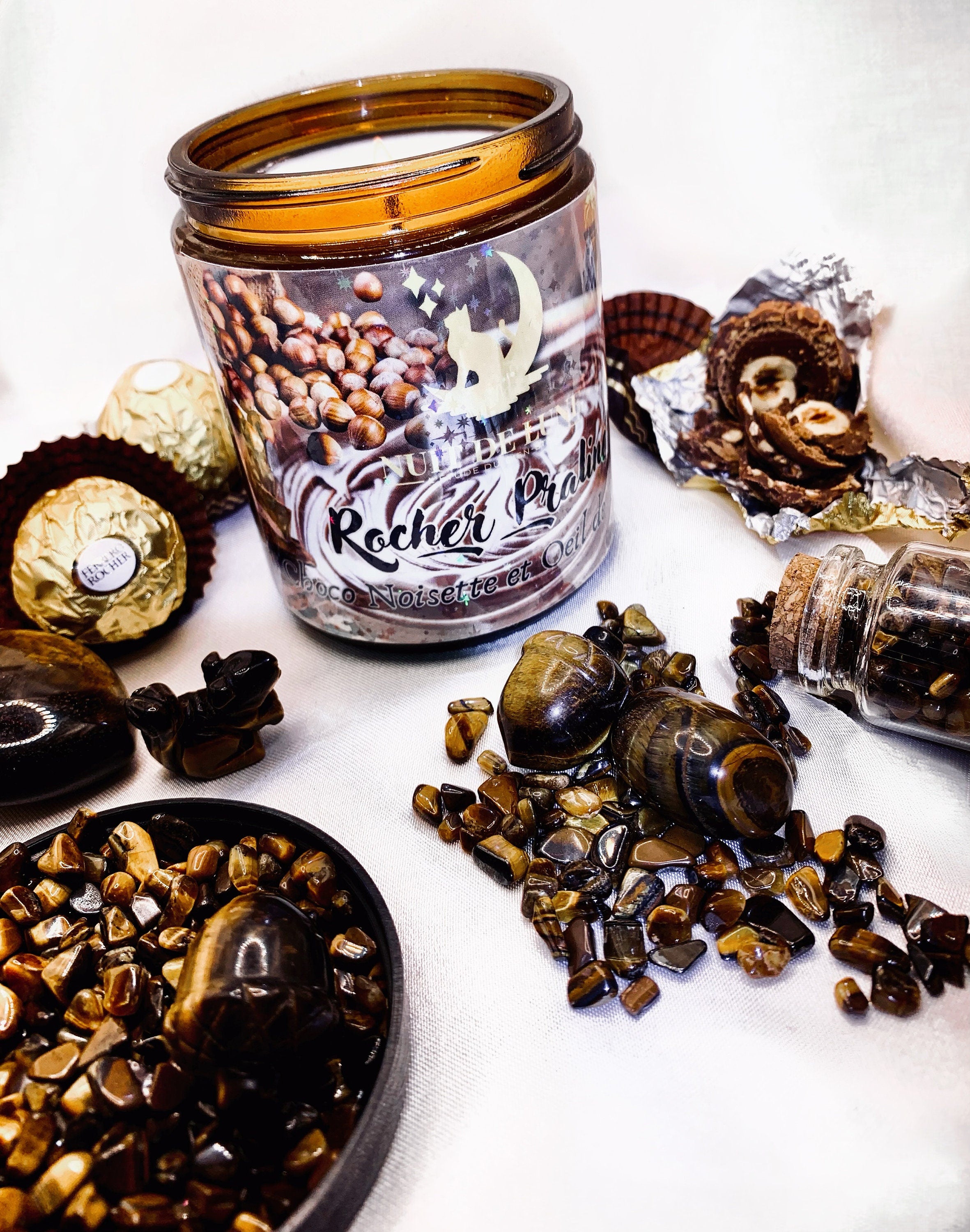 Bougie de luxe artisanale aux cristaux ROCHER PRALINÉ Chocolat, Noisettes, Pralines, Amandes et Oeil de Tigre