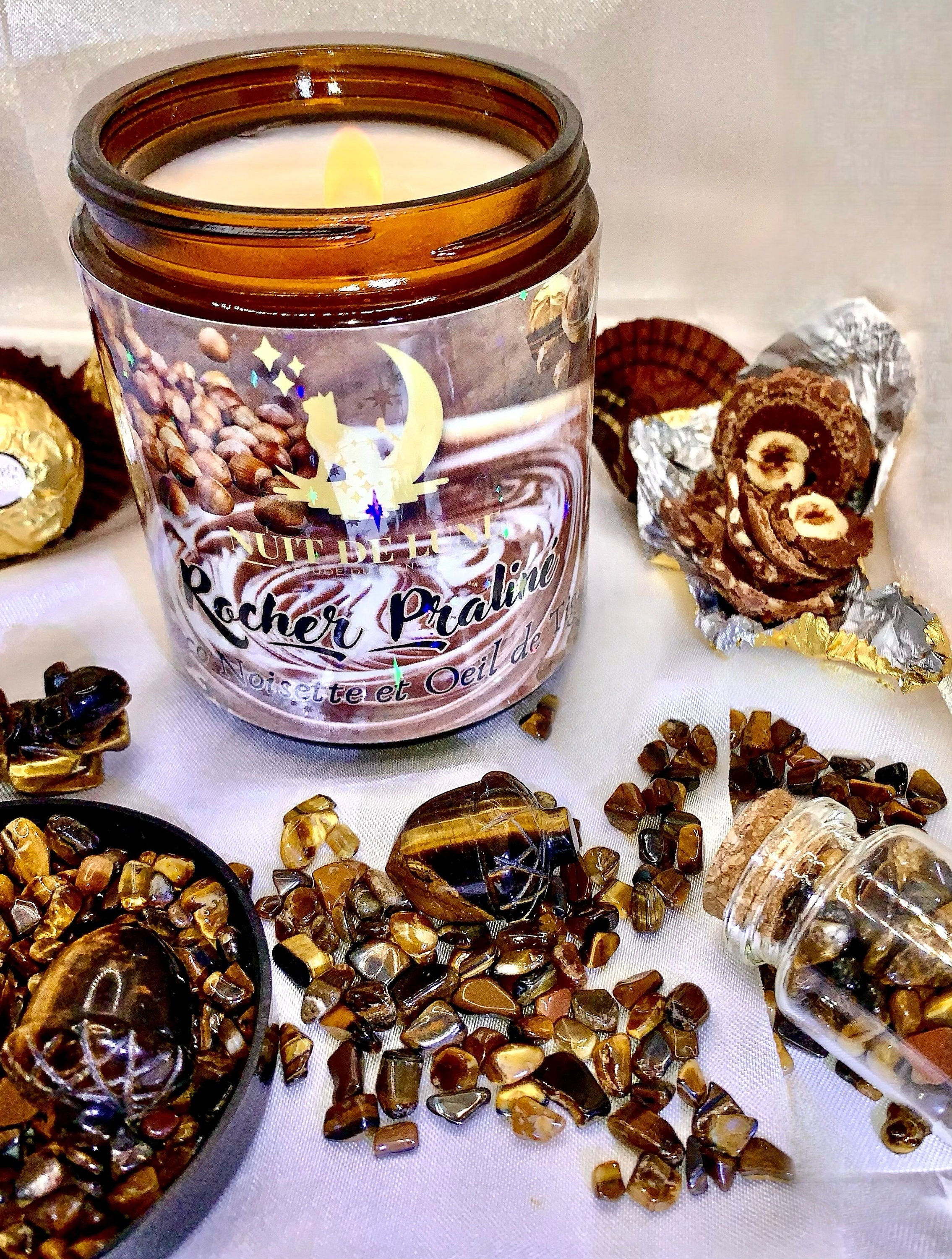 Bougie de luxe artisanale aux cristaux ROCHER PRALINÉ Chocolat, Noisettes, Pralines, Amandes et Oeil de Tigre