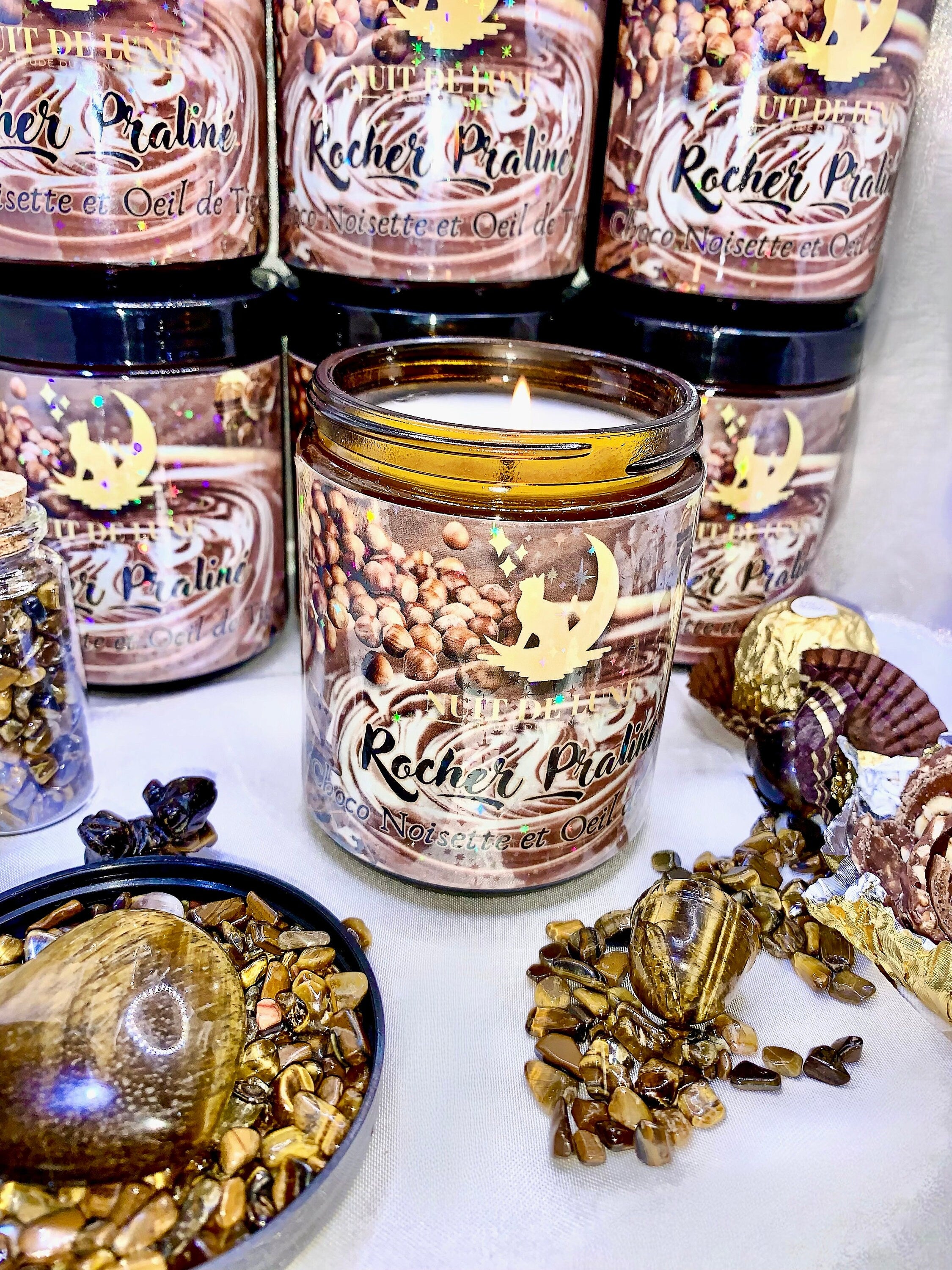 Bougie de luxe artisanale aux cristaux ROCHER PRALINÉ Chocolat, Noisettes, Pralines, Amandes et Oeil de Tigre
