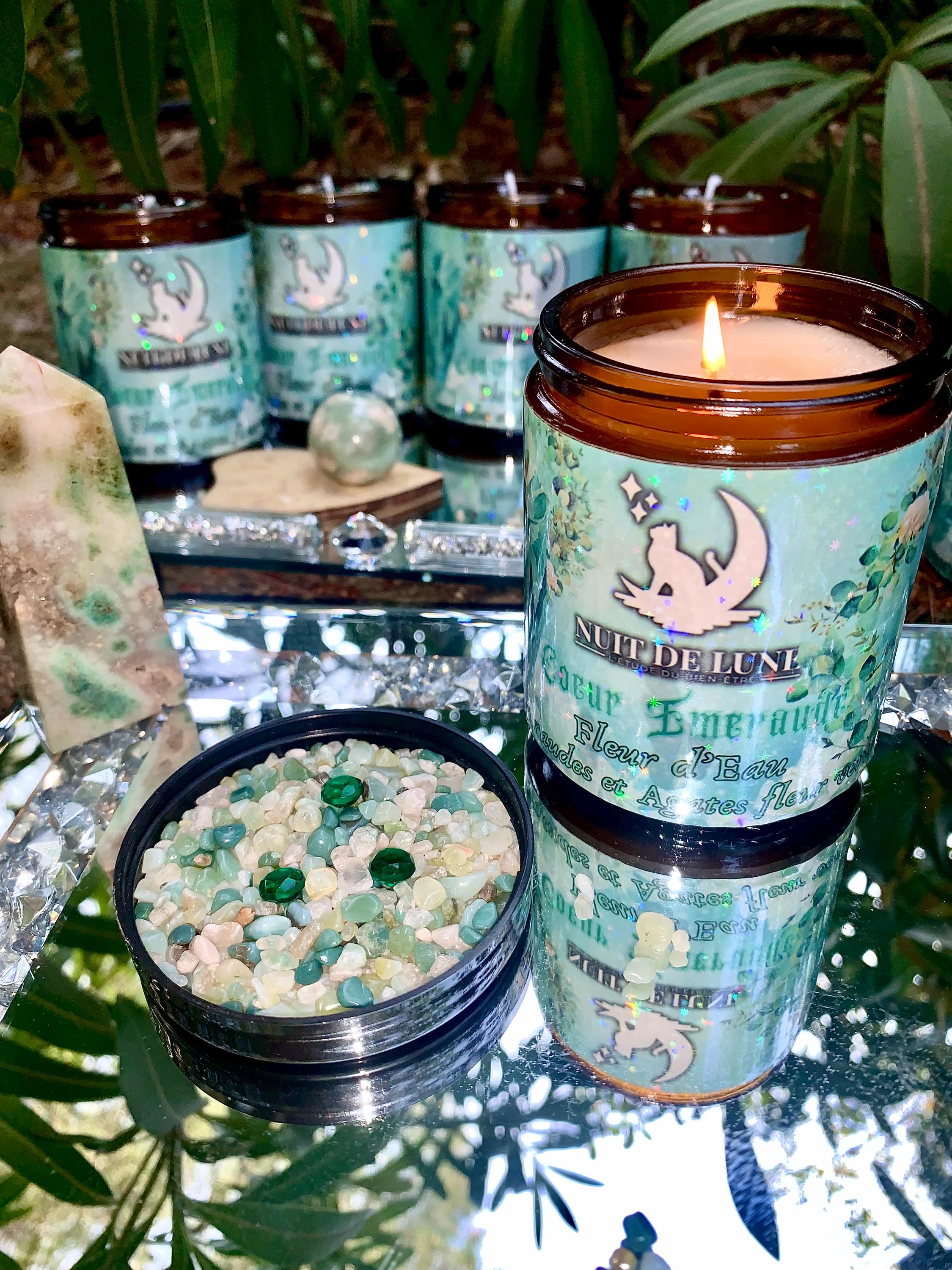 Bougie de luxe artisanale aux cristaux et gemmes COEUR EMERAUDE Fleur d’Eau, Émeraudes de Namibie et Agate fleur verte
