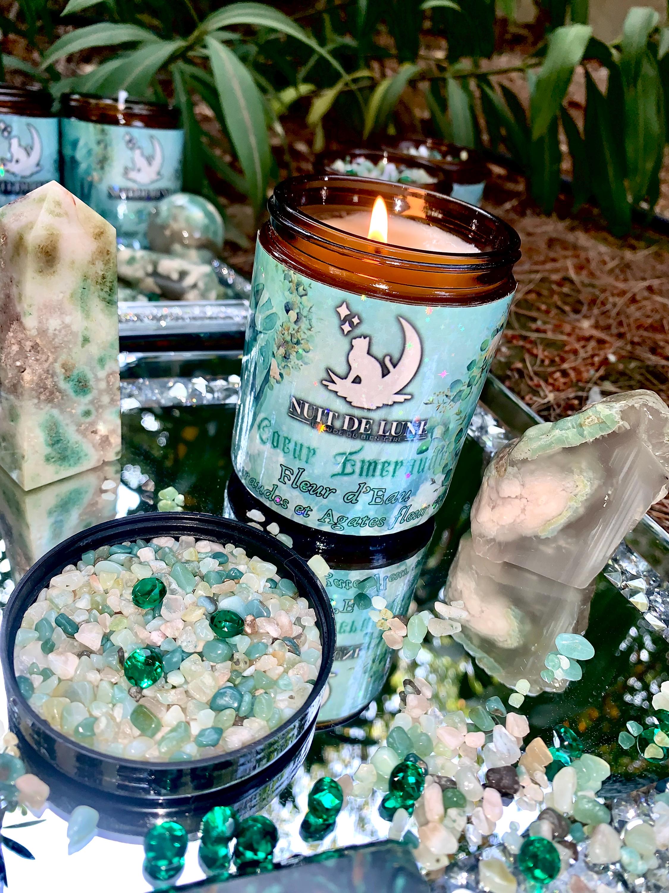 Bougie de luxe artisanale aux cristaux et gemmes COEUR EMERAUDE Fleur d’Eau, Émeraudes de Namibie et Agate fleur verte