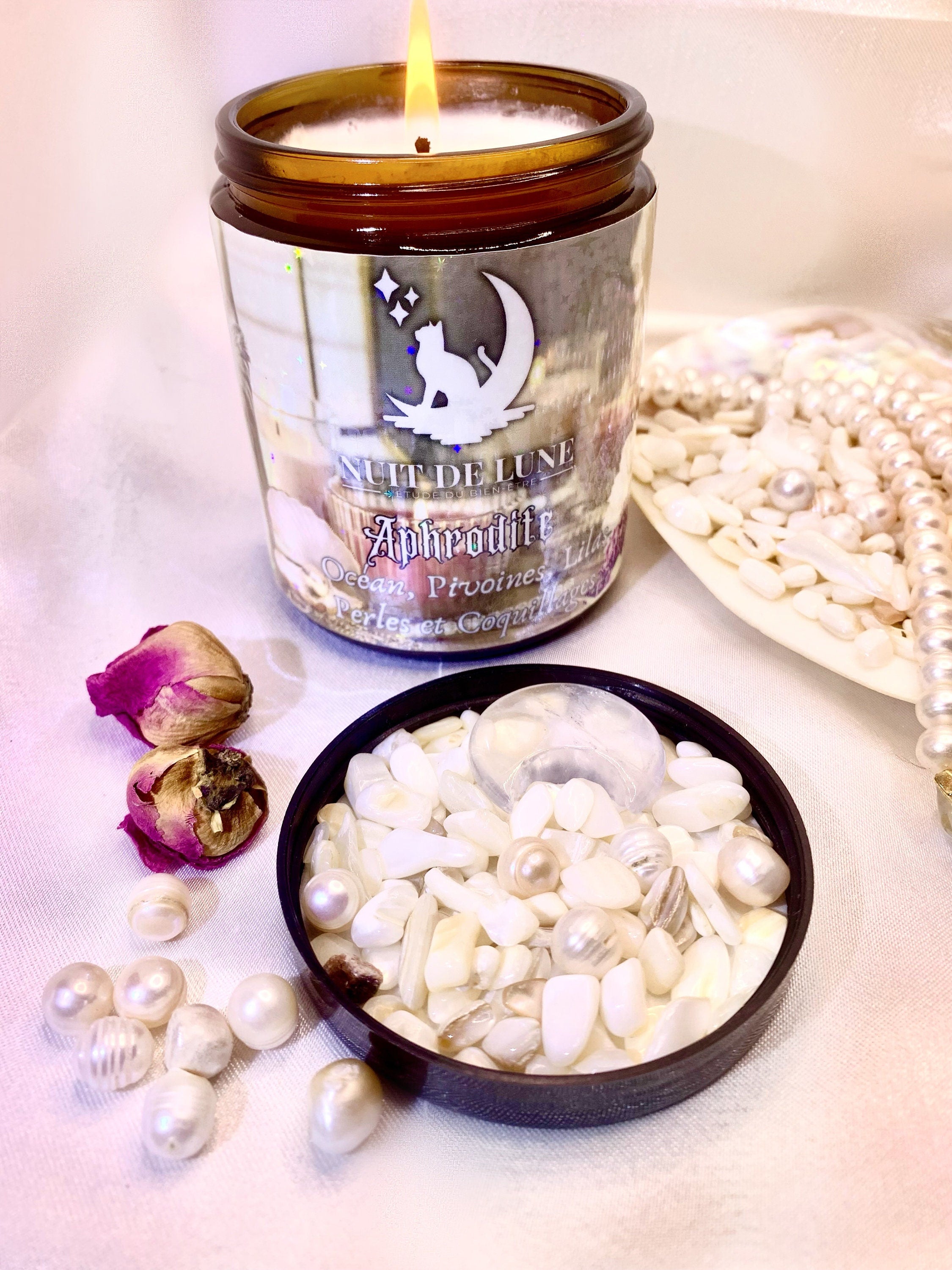 Bougie de luxe artisanale aux cristaux parfumée APHRODITE Océan, Pivoines, Lilas, Perles et Coquillages