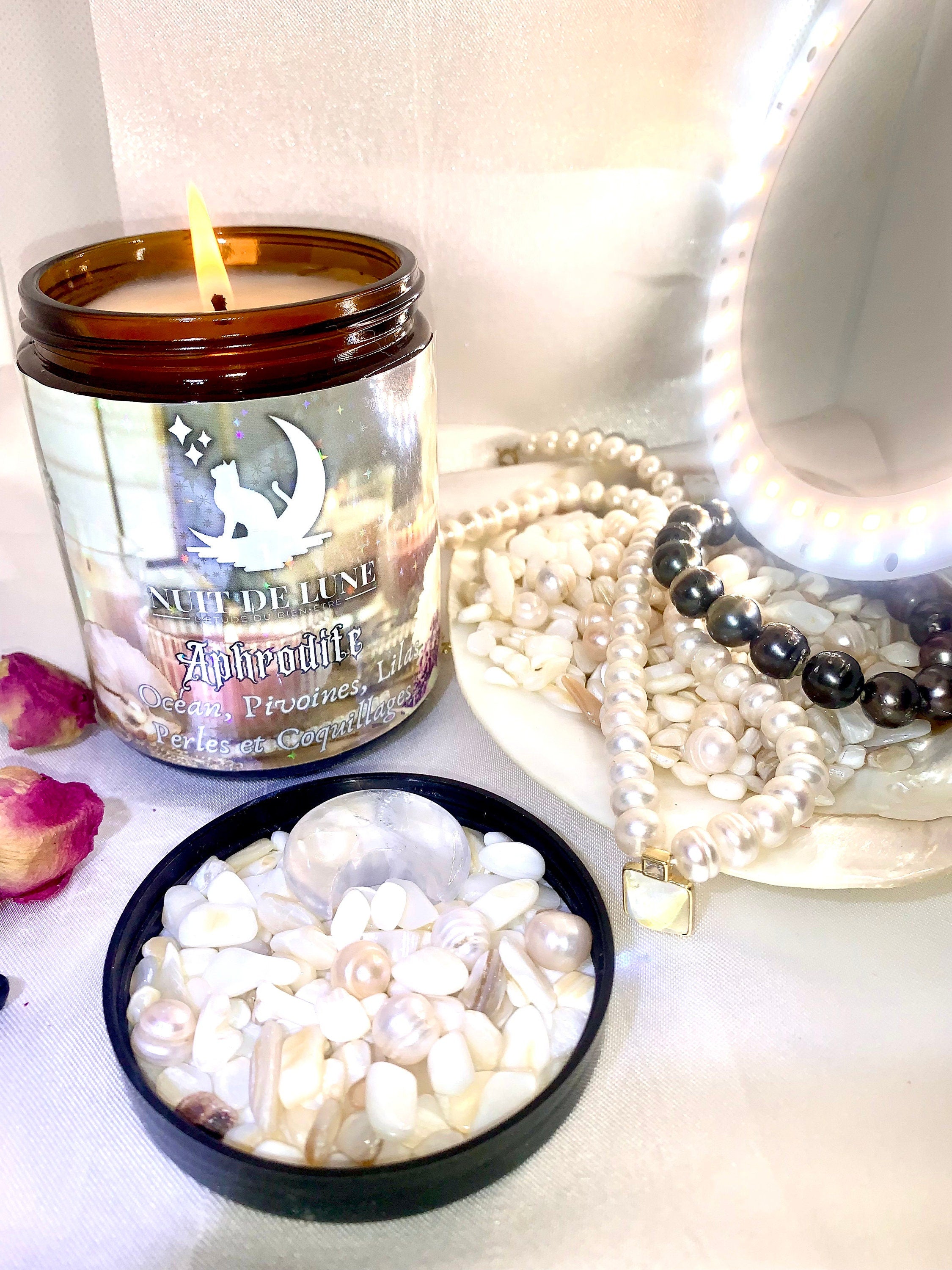 Bougie de luxe artisanale aux cristaux parfumée APHRODITE Océan, Pivoines, Lilas, Perles et Coquillages