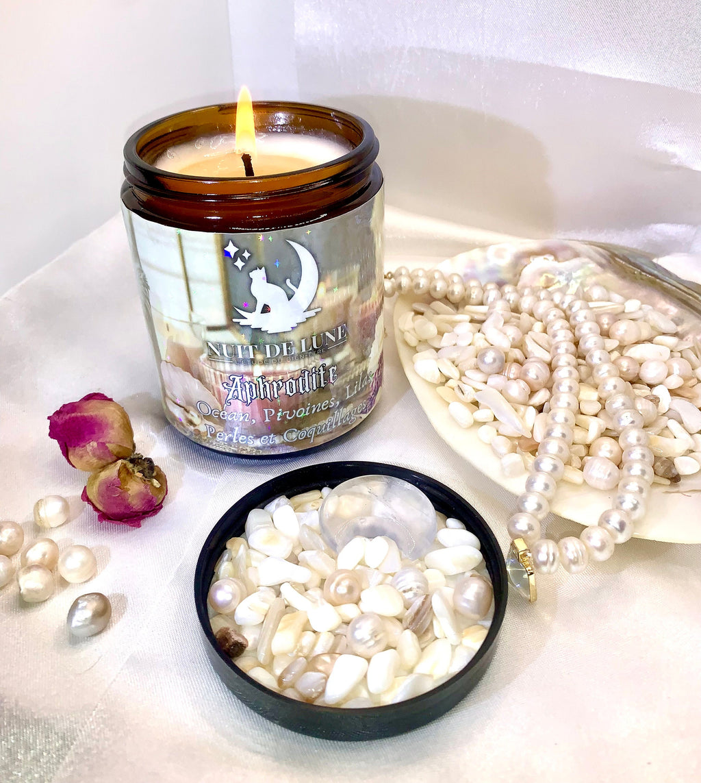 Bougie de luxe artisanale aux cristaux parfumée APHRODITE Océan, Pivoines, Lilas, Perles et Coquillages