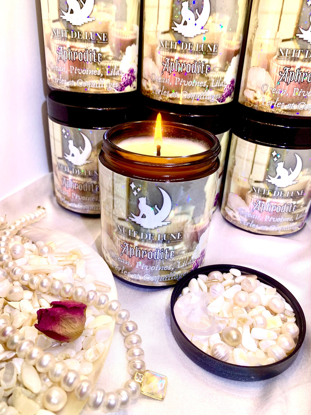 Bougie de luxe artisanale aux cristaux parfumée APHRODITE Océan, Pivoines, Lilas, Perles et Coquillages
