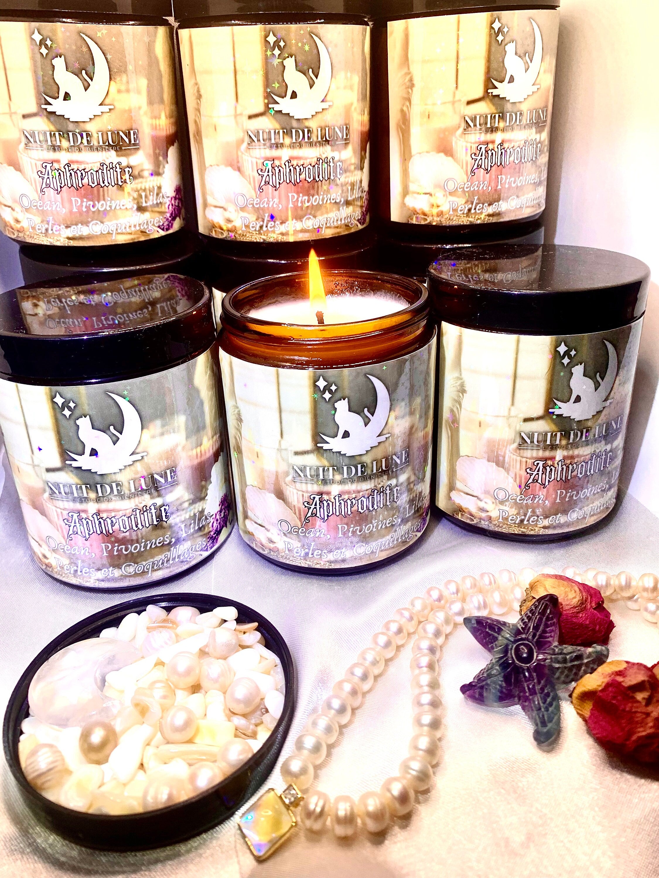 Bougie de luxe artisanale aux cristaux parfumée APHRODITE Océan, Pivoines, Lilas, Perles et Coquillages