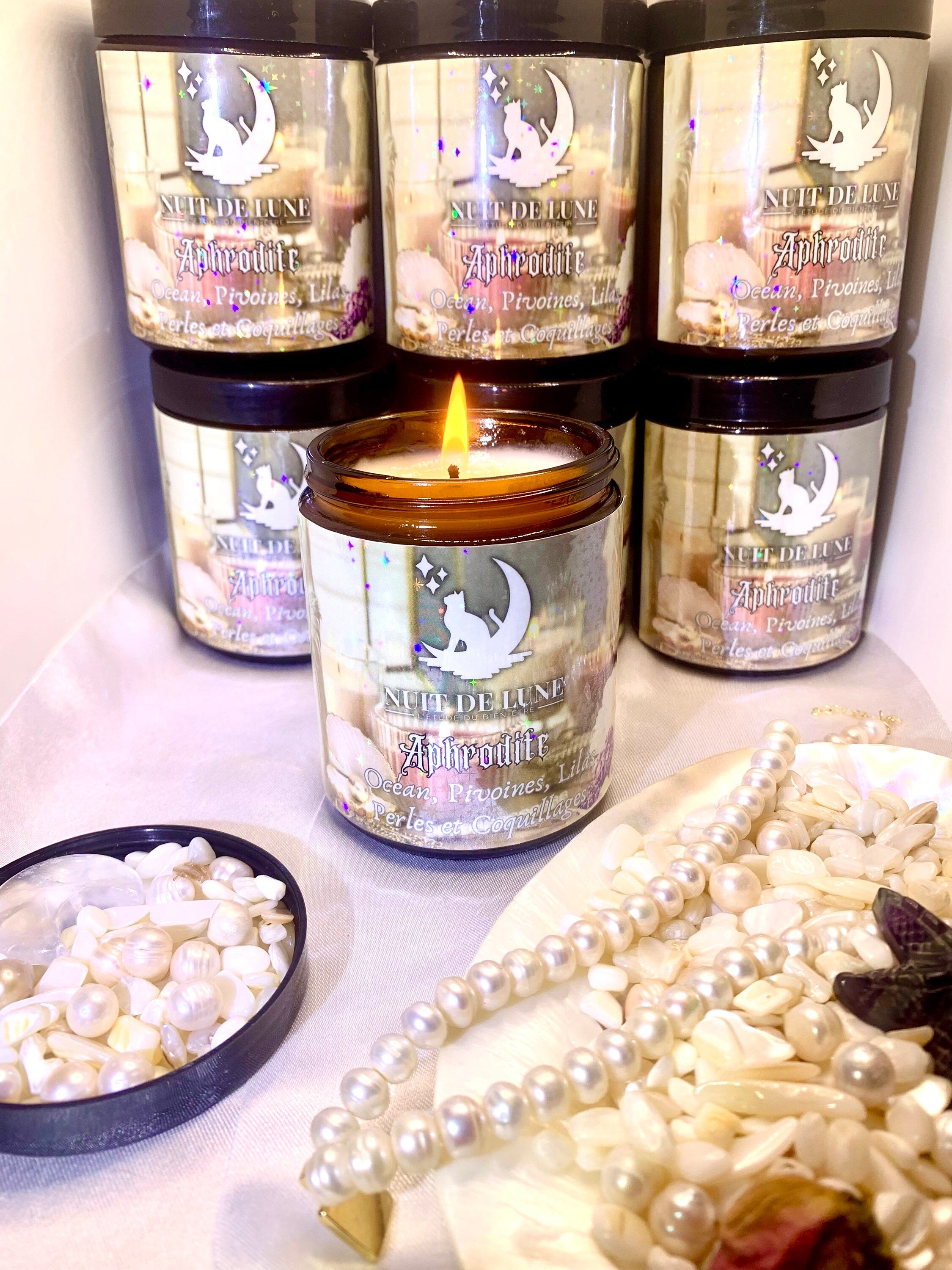Bougie de luxe artisanale aux cristaux parfumée APHRODITE Océan, Pivoines, Lilas, Perles et Coquillages