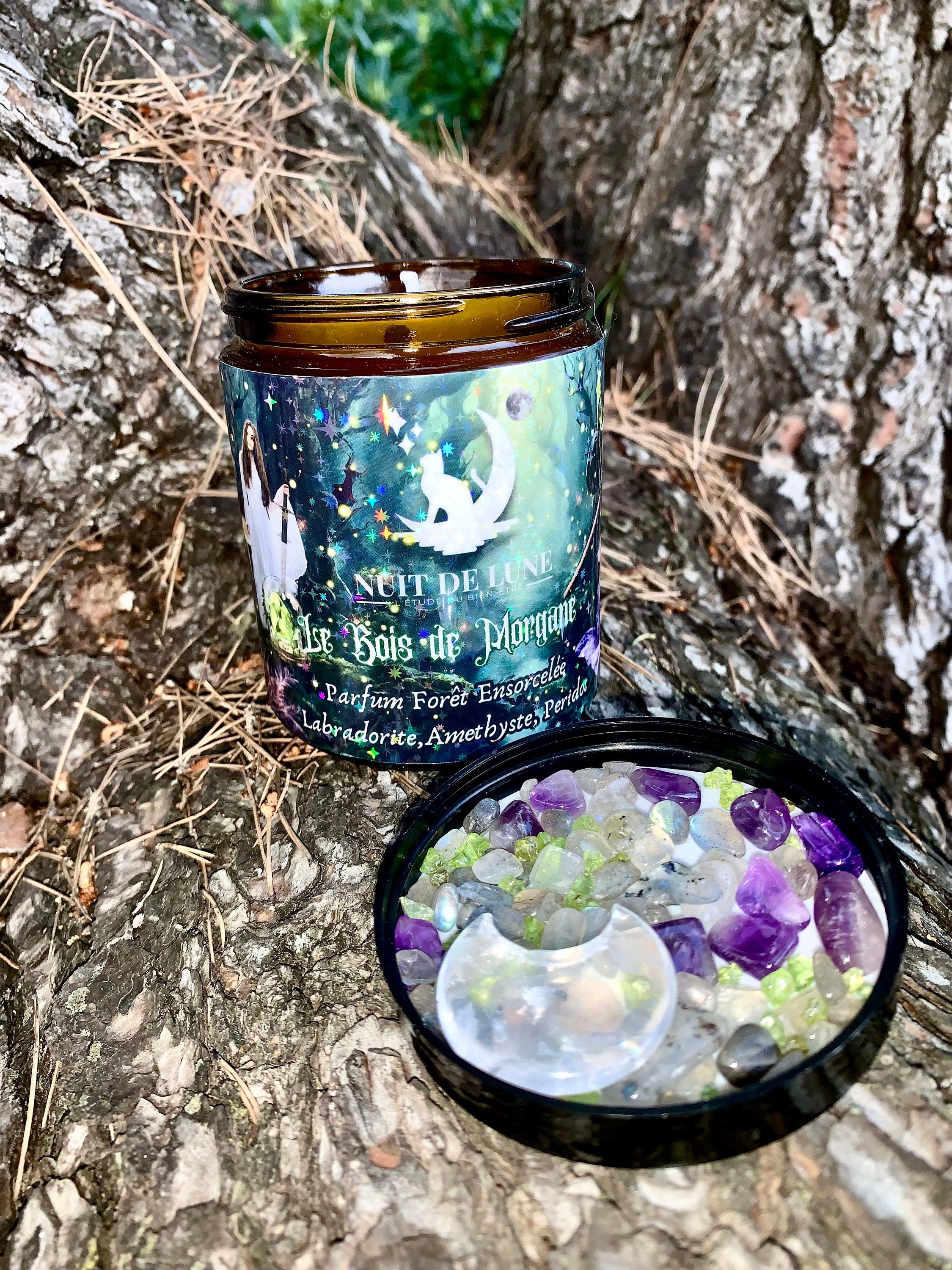Bougie de luxe artisanale parfumée aux cristaux Le BOIS DE MORGANE Forêt Ensorcelée (Pin, Cedre, Patchouli) Labradorite, Améthyste, Peridot