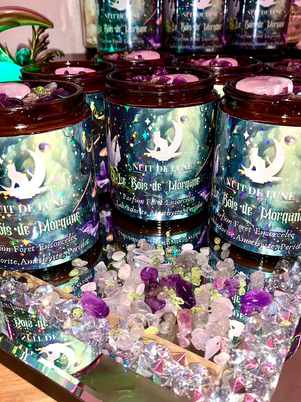 Bougie de luxe artisanale parfumée aux cristaux Le BOIS DE MORGANE Forêt Ensorcelée (Pin, Cedre, Patchouli) Labradorite, Améthyste, Peridot