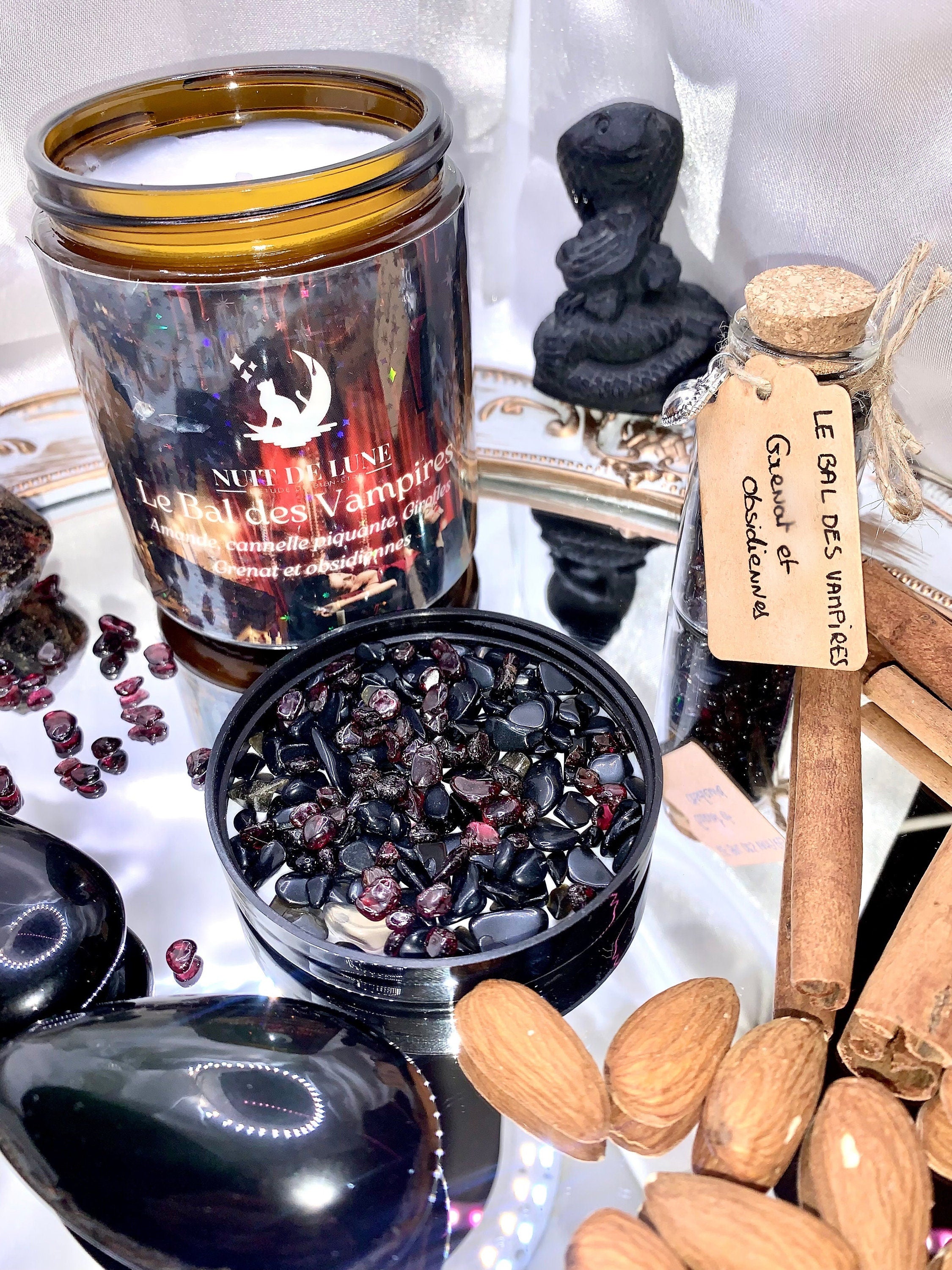 Bougie de luxe artisanale parfumée aux cristaux NUIT DE LUNE Le Bal des Halloween Vampires Amandes, Cannelle,Girofles, grenat & Obsidienne