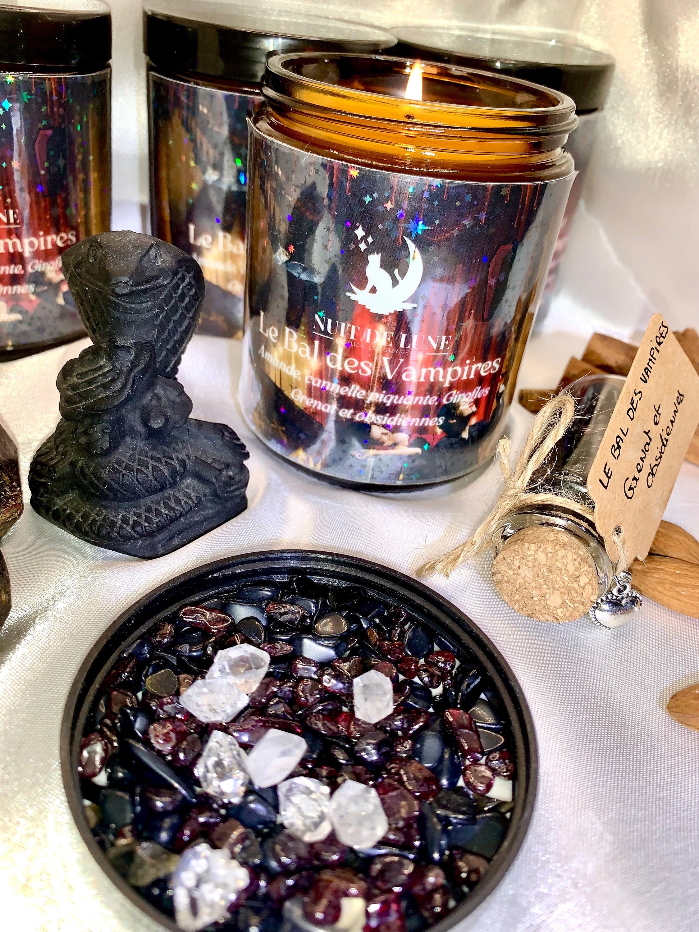 Bougie de luxe artisanale parfumée aux cristaux NUIT DE LUNE Le Bal des Halloween Vampires Amandes, Cannelle,Girofles, grenat & Obsidienne