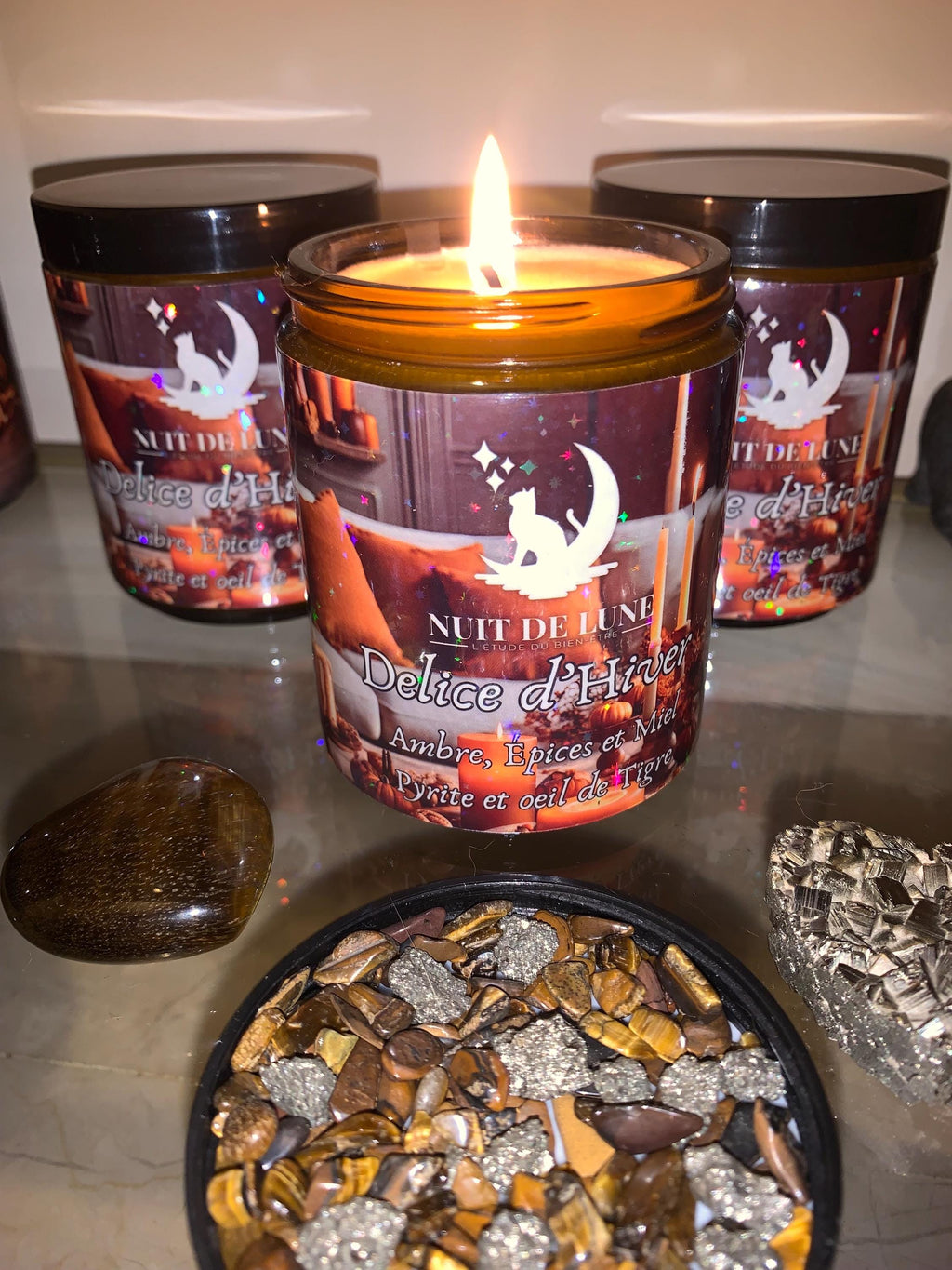 Bougie de luxe artisanale parfumée aux cristaux Noël DELICE D’HIVER Ambre, épices, cannelle orange, Miel Pyrite et Oeil de tigre