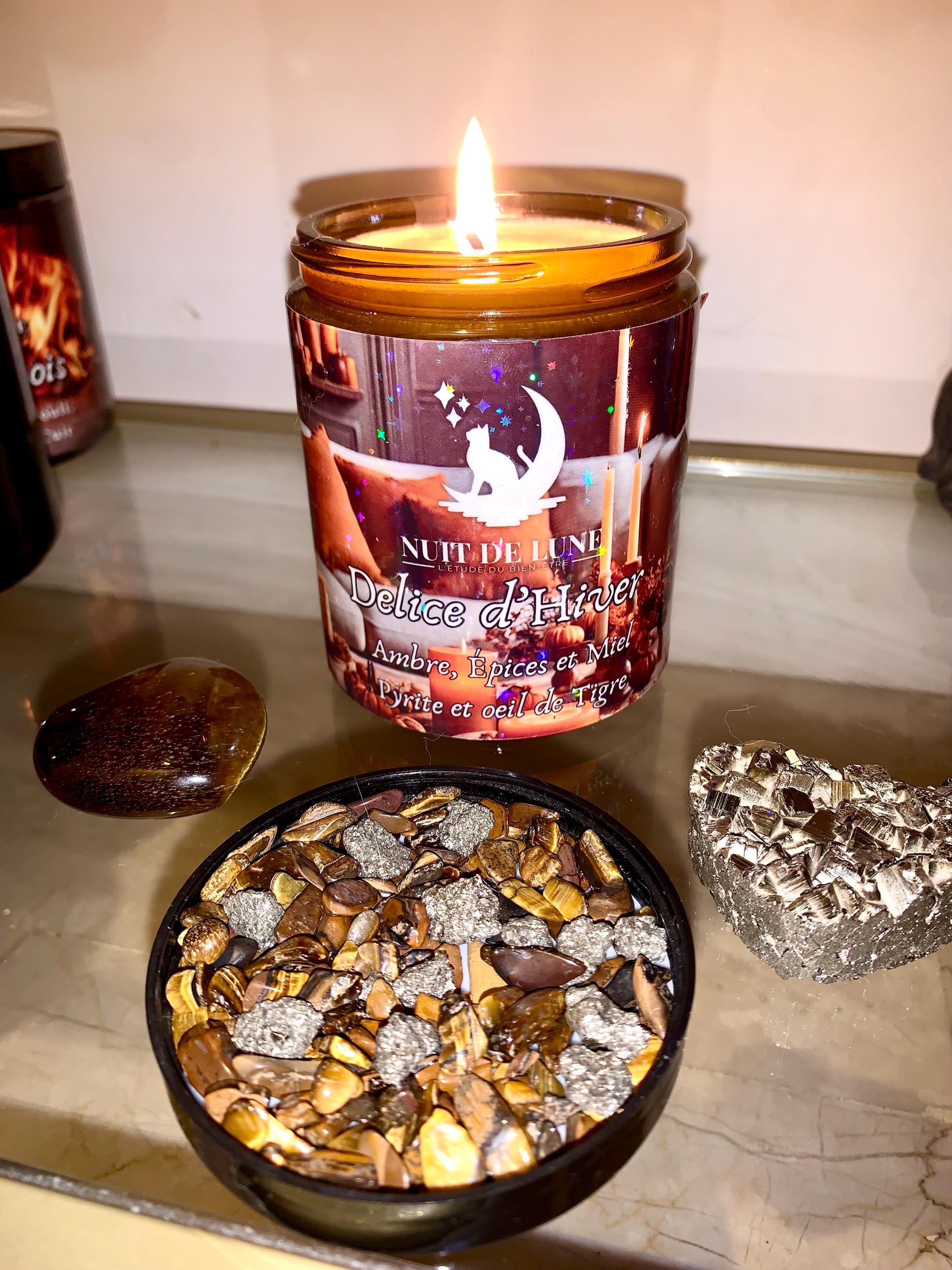 Bougie de luxe artisanale parfumée aux cristaux Noël DELICE D’HIVER Ambre, épices, cannelle orange, Miel Pyrite et Oeil de tigre