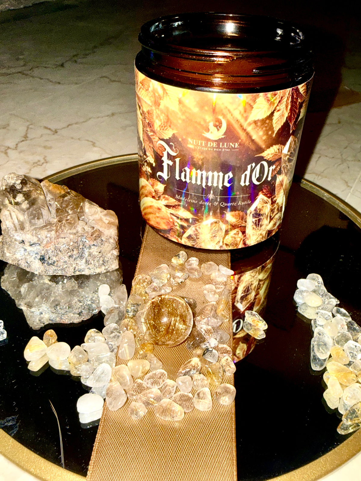 Bougie de luxe artisanale aux cristaux FLAMME D’OR Madeleine dorée et Quartz Rutile