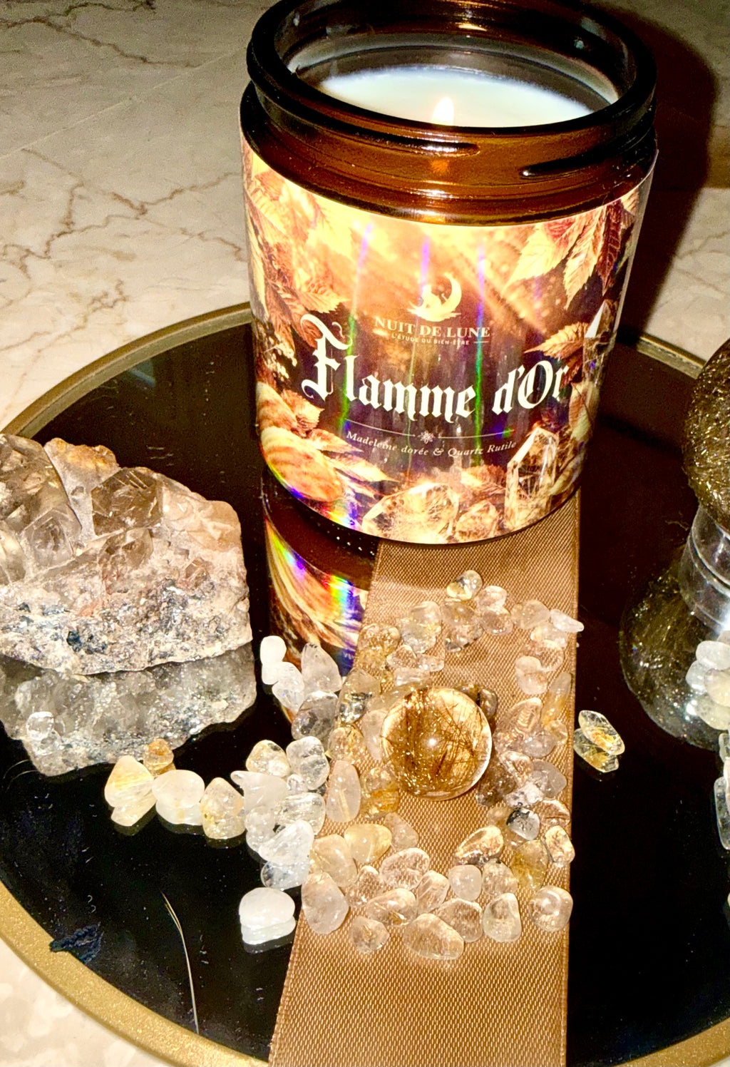 Bougie de luxe artisanale aux cristaux FLAMME D’OR Madeleine dorée et Quartz Rutile