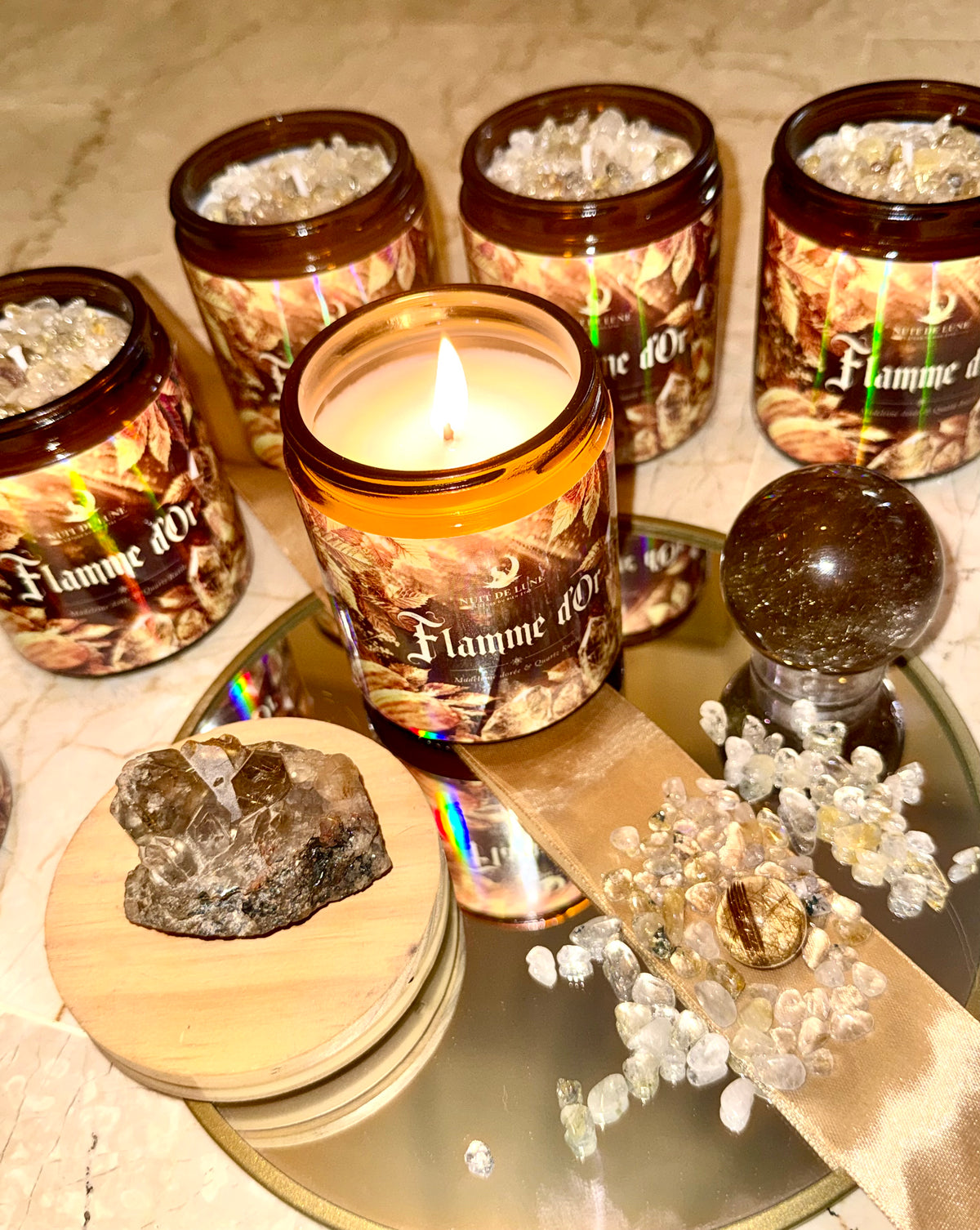 Bougie de luxe artisanale aux cristaux FLAMME D’OR Madeleine dorée et Quartz Rutile