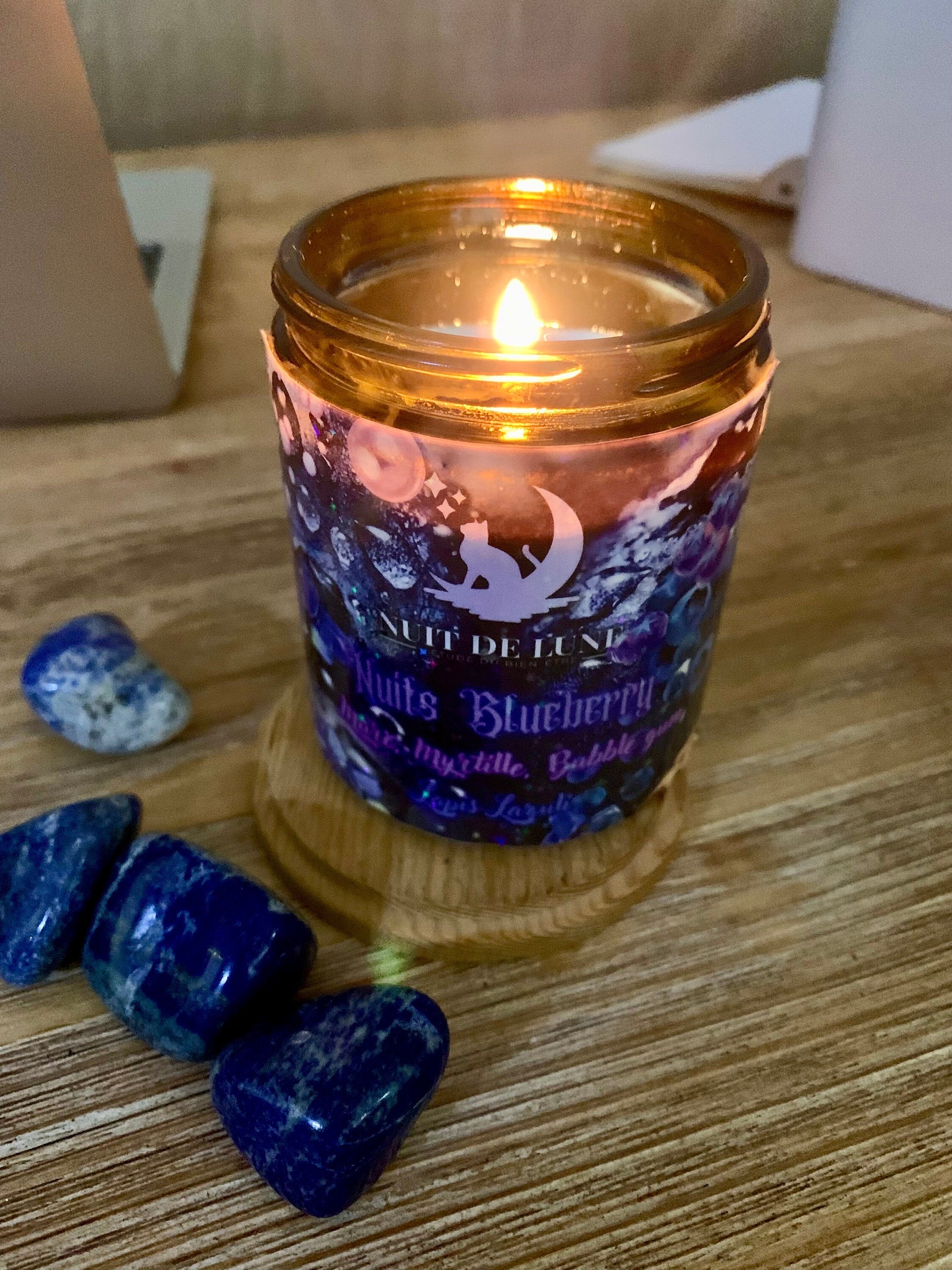 bougie de luxe artisanale bleue aux cristaux fruitée NUITS BLUEBERRY Mûres, Myrtilles, Bubble Gum, cire bleu et Lapis Lazuli