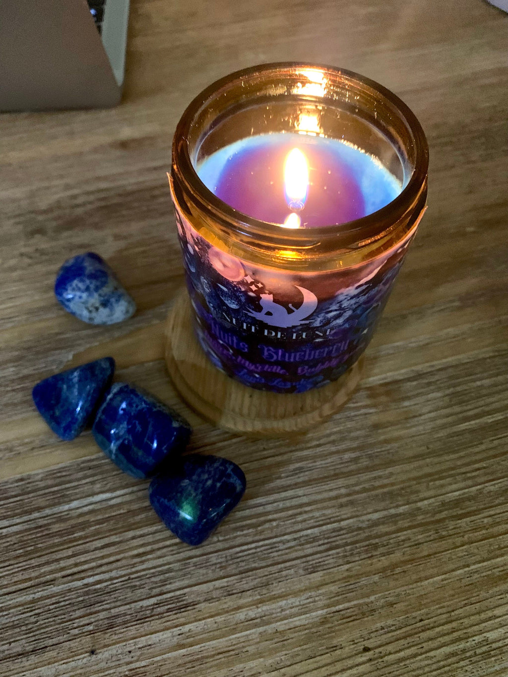 bougie de luxe artisanale bleue aux cristaux fruitée NUITS BLUEBERRY Mûres, Myrtilles, Bubble Gum, cire bleu et Lapis Lazuli