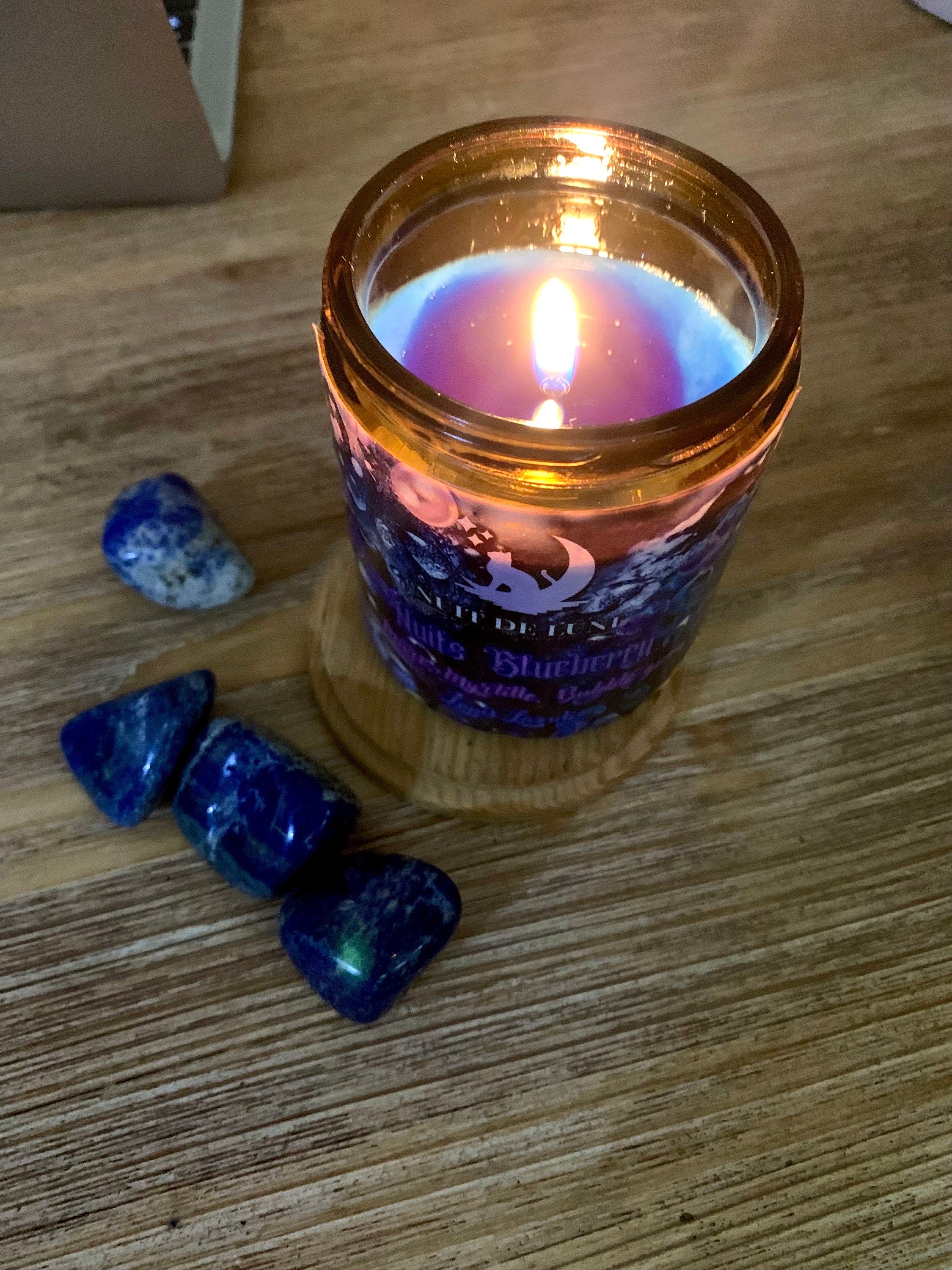 bougie de luxe artisanale bleue aux cristaux fruitée NUITS BLUEBERRY Mûres, Myrtilles, Bubble Gum, cire bleu et Lapis Lazuli