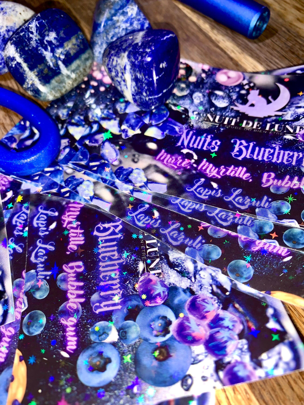 bougie de luxe artisanale bleue aux cristaux fruitée NUITS BLUEBERRY Mûres, Myrtilles, Bubble Gum, cire bleu et Lapis Lazuli