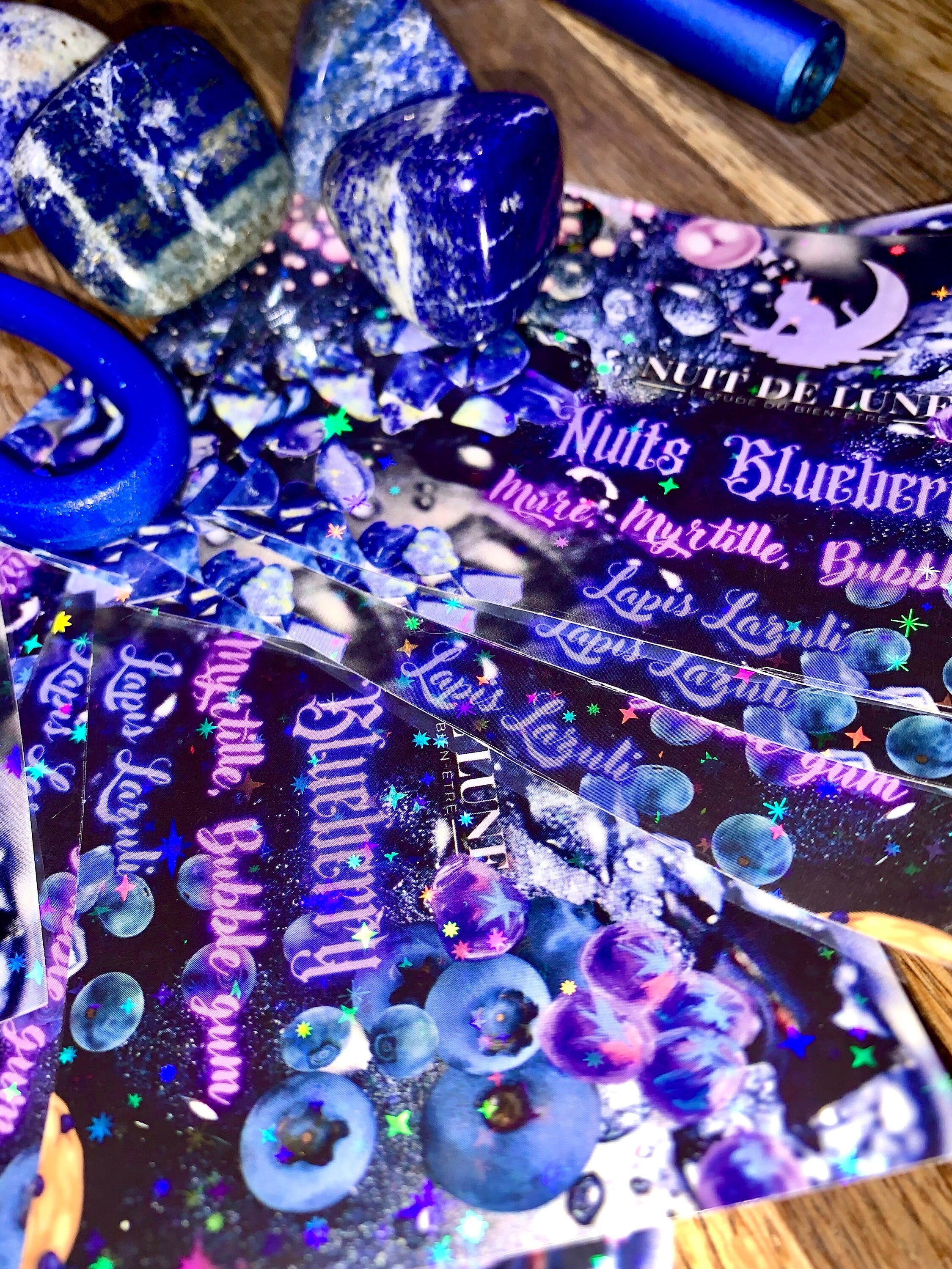 bougie de luxe artisanale bleue aux cristaux fruitée NUITS BLUEBERRY Mûres, Myrtilles, Bubble Gum, cire bleu et Lapis Lazuli