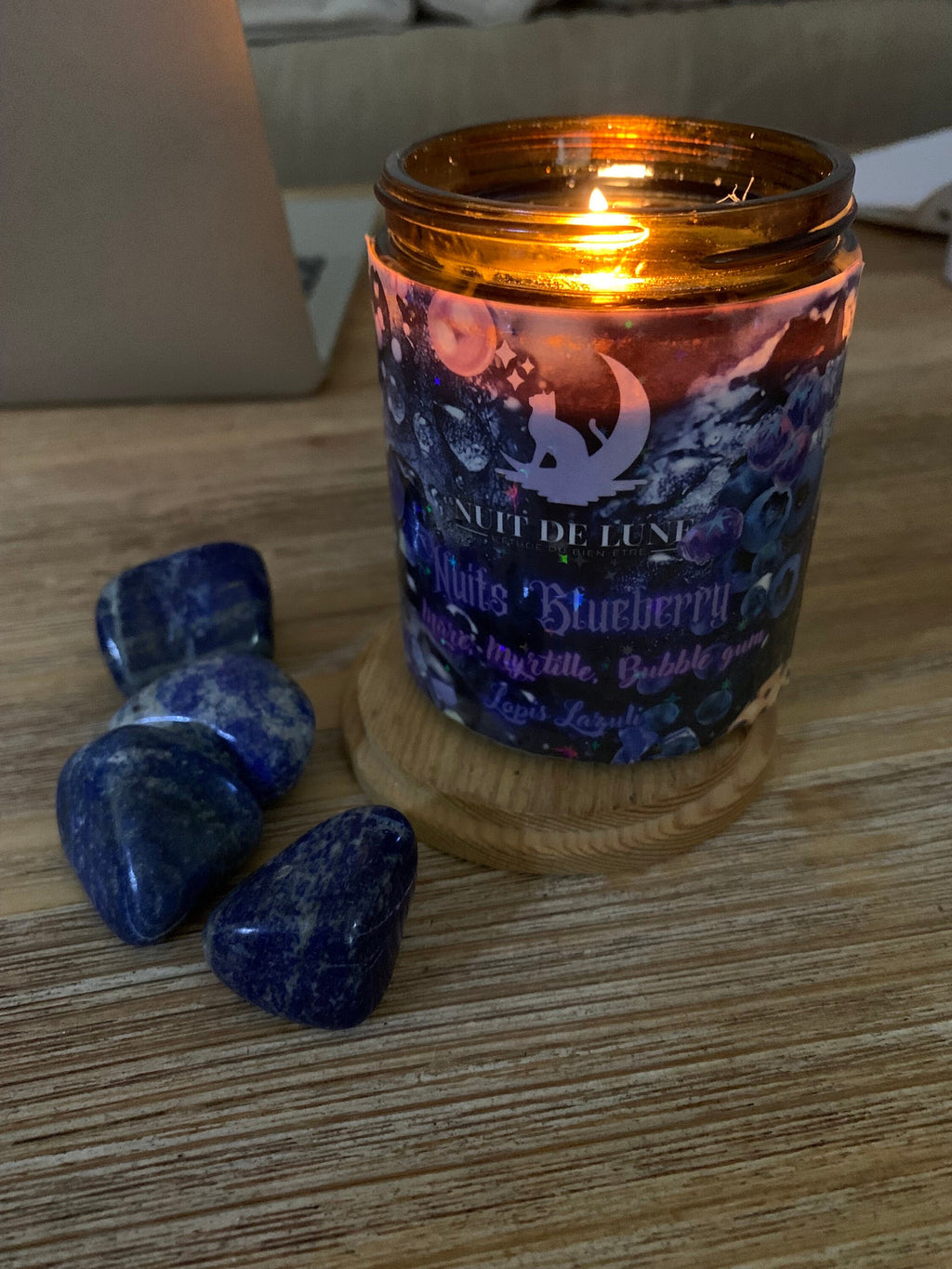 bougie de luxe artisanale bleue aux cristaux fruitée NUITS BLUEBERRY Mûres, Myrtilles, Bubble Gum, cire bleu et Lapis Lazuli